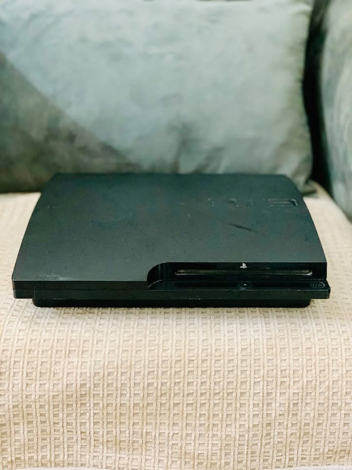 السلام عليكم 
بلاستيشن للبيع فقط او معارض مع PS4
PS3 سلم 
مهكر اونلاين يدعم نظام HEN 
شرط لا مفتوح ولاداخل صيانه نهائياً ومابي لا  ضرر ولا شخوط 
مع كامل ملحقات  كيبل HD 
وكيبل شحن  
و 4 يدات وحده اصلية اوربية 3 ثلاث تجاريات 
كلهم شرط 
الالعاب الي بي 
FIFA 26 
بيس 26 
رديد ردمبشن 1 
WWE 2014 
GTA 5 
كولف ديوتي 
زومبي 
جندي 9 
FIFA 19
كريتوس النسختين الاولى والثانية 
وبعد الالعاب اكثار 
السعر 130 
المكان موصل 
تواصل واتساب فقط 
***********
