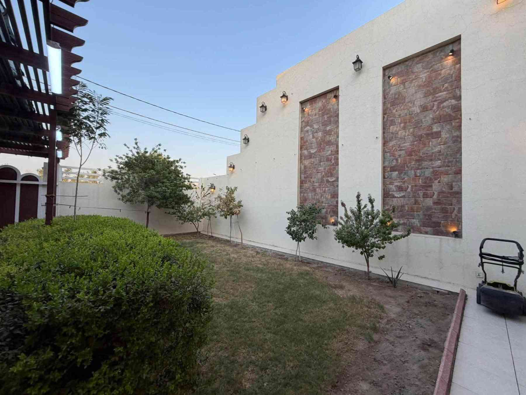 افخم وأجمل دار سكني بمساحة 250 متر بكل قرية الغدير ألأولى 
محافظة النجف الأشرف 
ومقابيلة حديقة تابعة للدار مساحتها 200 متر مسيجة ومسقفة وجاهزة
واتجاه الدار مشرق
يحتوي الدار أربعة غرف نوم واحدة في الطابق الأرضي وثلاثة في الطابق الاول
الدار متعوب عليه ويحتوي الكثير من الإضافات والتعديلات ويباع مع الأثاث كاملاً مايحتاج اي شي فقط تسكن مباشرةً
الملكية طابو مُلك صرف سند حُر 
لمعرفة السعر والتفاصيل ولمعاينة الدار اتصل بنا
***********
مكتب عقارات صادق الخزعلي
