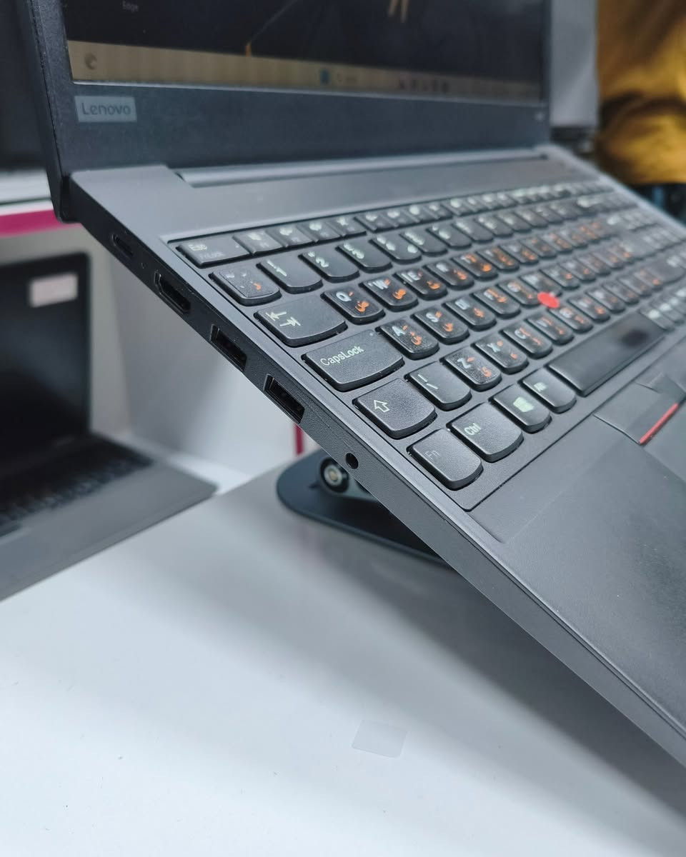 💻 لمحبين أجهزة Lenovo… هذا الـ ThinkPad إلكم 👌
​Lenovo ThinkPad E590
​▪️ Core i5 الجيل الثامن U
▪️ RAM 8GB DDR4 (قابل للتطوير)
▪️ SSD 256GB (قابل للتطوير)
▪️ شاشة 15.6” FHD
▪️ كرت شاشة انتل 4GB
​💰 300 ألف دينار فقط
​🎁 شاحن أصلي + حقيبة لابتوب + ماوس + ماوس باد
🛡️ استبدال 30 يوم في حال وجود أي عطل
​📍 لابتوبيا — بغداد، الأمين الثانية، شارع سكينة
📲 واتساب: ***********
​راسلنا واتساب للحجز والاستفسار.
