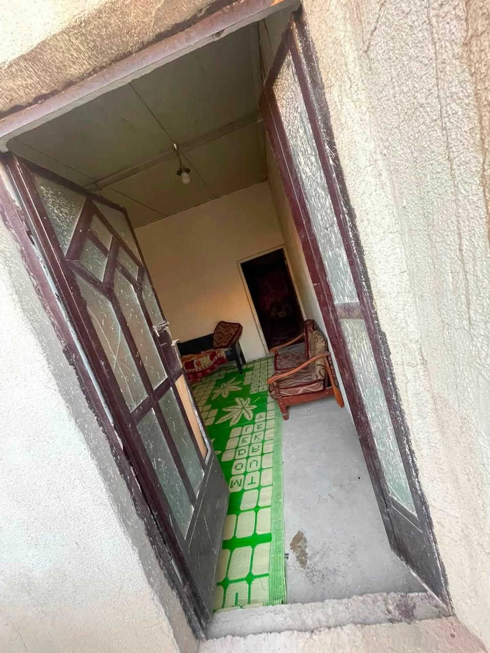 سلام عليكم ورحمة الله وبركاته بيت تجاوز مساحته ميت متر يحتوي عله غرفه وصاله كبيره ومطبخ وترك يصير غرفه وطرمه كبيره موقعه خلف مطعم الماعون قريب ع شارع سعره 25
***********
