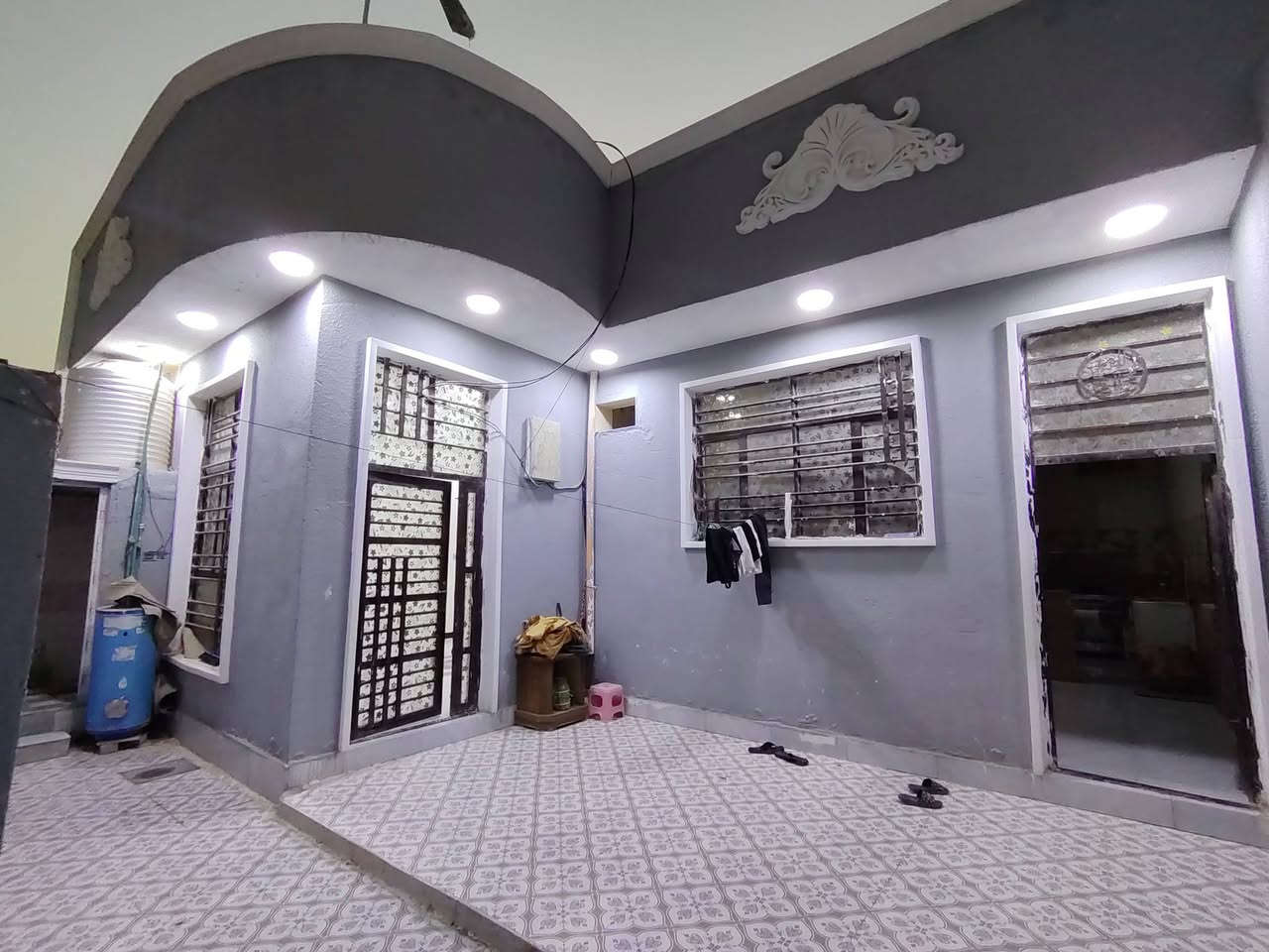 السلام عليكم دار سكن حديث للبيع في الكوت منطقة حي الحكيم نزلة الوائلية بالقرب من شارع الصب مساحتة 200م وشارعة 9م البناء طابوق درجة اولى والسقف صب مسلح والارضية والجدران سيراميك ويتكون البيت من غرفتين نوم وصالة واستقبال ومطبخ وصحيات داخلية وخارجية ومرقم من قبل البلدية السعر 70 وبي مجال الاستفسار الاتصال على هذا الرقم ***********
