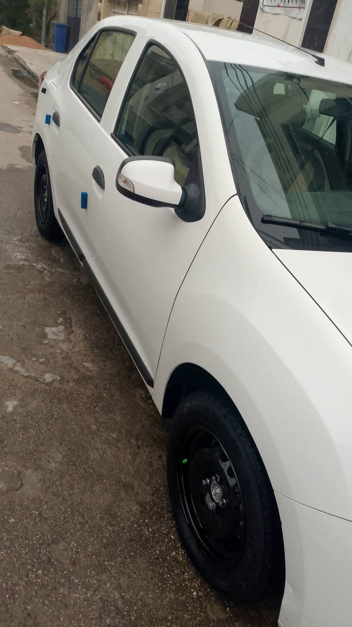 🚗 للبيع في بغداد: رينو سيمبل 
المواصفات الرئيسية:
 الموديل: 2018 
 الفئة (Trim): PE  
 محرك: 1.6 لتر، 4 سلندر، بنزين  
 ناقل الحركة: أوتوماتيك  
 الممشى: 83 كم  
 المواصفات: أوروبية  
  
 فرش المقاعد: جلد  
 عدد المقاعد: 5 مقاعد  
 اللوحة: بغداد، خصوصي  باسمي
 تبديل قبق جنطة فقط بدون حادث 

سيارة رينو سيمبل موديل 2018 بحالة ممتازة جداً، لون ابيض السعر 67 $
📞 للإستفسار والتواصل:

يرجى الاتصال على الرقم: *********** بي واتساب ‏‪***********‬‏
