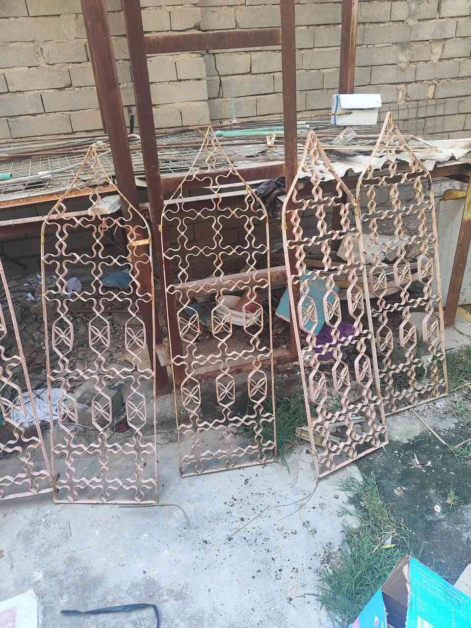 بوريات ابو 6 مفتوح من النص يرهمن للعنده زرع او مجاري طول البوري 5متر وبيهن 4متر +محجر شبابيك وباب حديد عرض متر ونص بمترين و20.للاستفسار خاص او اتصال على الرقم ***********مكاني بني منصور منطقة ابو غريب.
