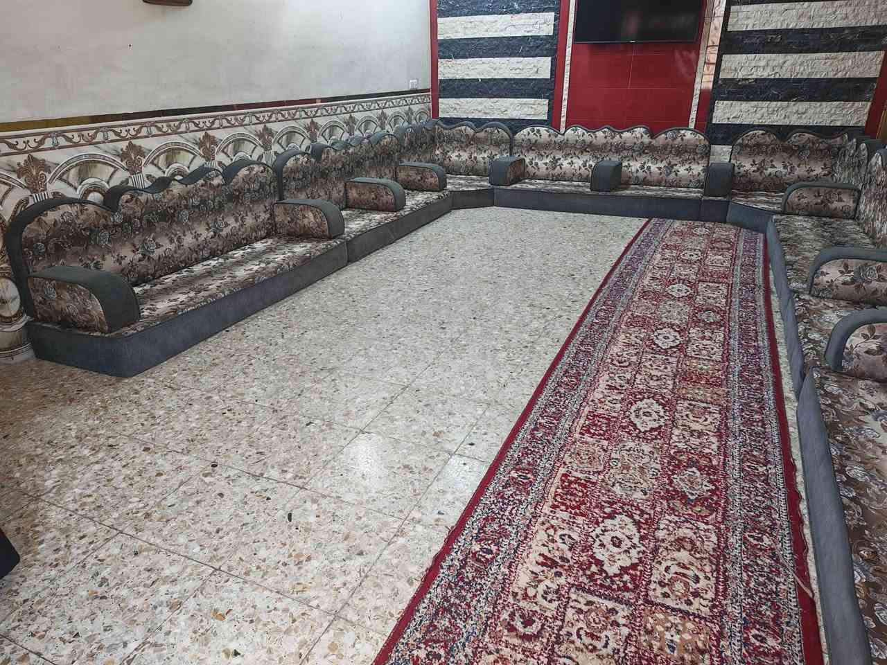 السلام عليكم ورحمه الله وبركاته  ديوان دوار ٨قطع (٥ كبار و٣زغار اثنين منهن ركن يصيرن)
السعر ٣٠٠ وبي مجال نظيف واخوو الجديد
 ***********
