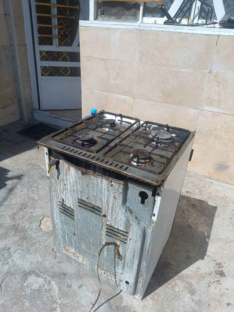 للبيع طباخ مصري 4عيون نضيف
3عيون شغاله بس الصغيرة عاطله
الفرن يشتغل مابي شي 
السعر 50وبي مجال 
0775770570
