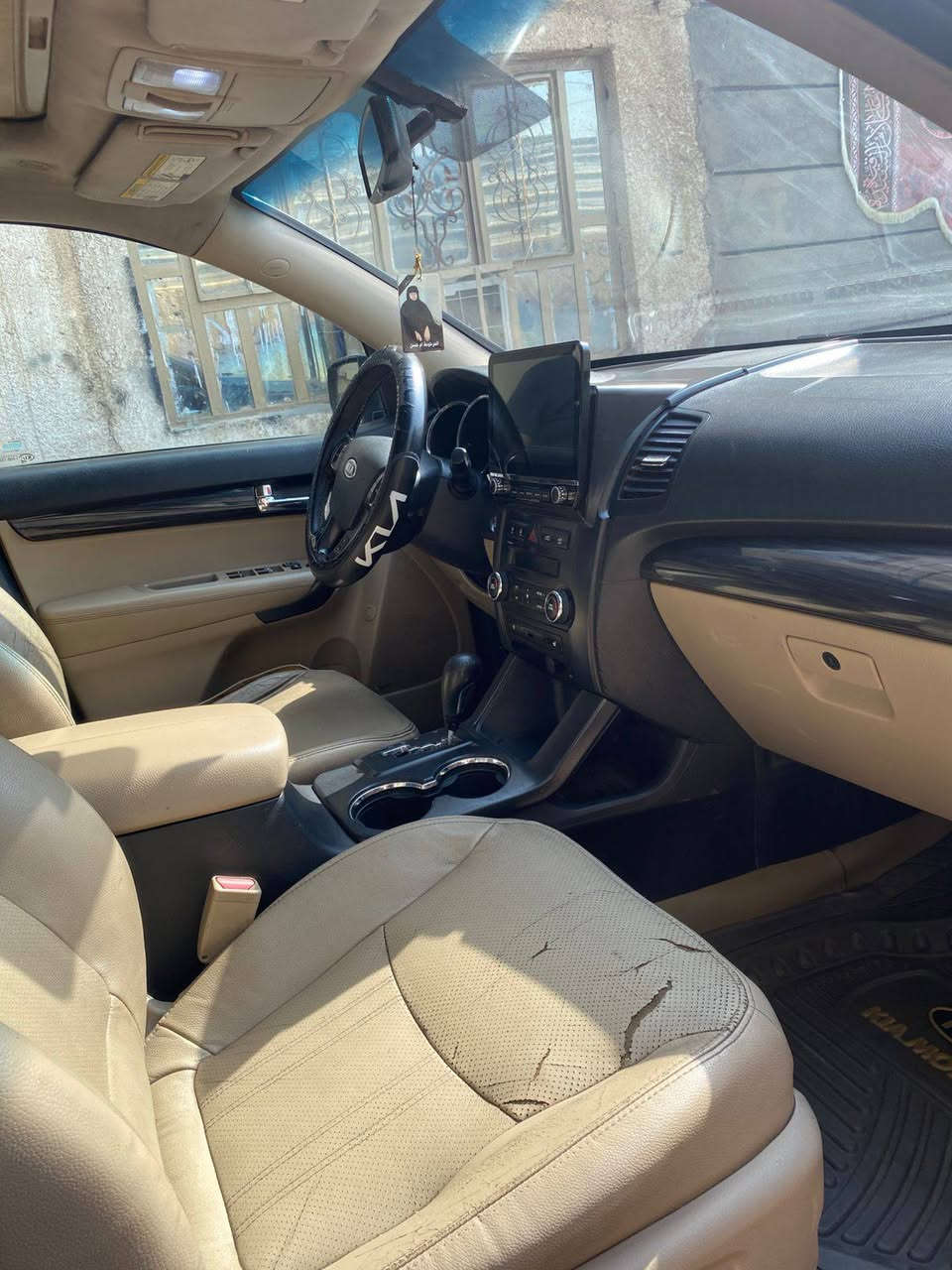 سورنتو 2012  امريكي سبعه راكب 6V 3500L مصبوغه عام بدون دواخل كامل مواصفات كشن جلد تحكم استيرن كشنات كهربائية بانوراما شاشه كامره خلفيه  تبريد 3قطع منضومه جديدة  العنوان بغداد   للاستفسار ***********
