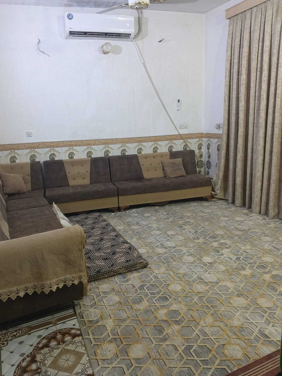 السلام عليكم 
بيت للبيع في قضاء بلد حي الامير المساحه 115م
سند زراعي تحويل مباشر 
يحتوي على غرفتين نوم وحده كبيره اوحده اصغير بي استقبال اوصاله اومطبخ اوصحيات داخليه اوخارجيه
للاستفسار الاتصال على هذا الرقم 
***********
