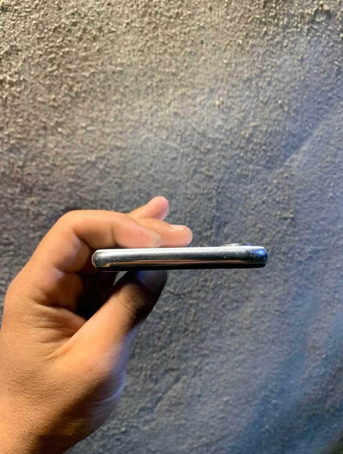 جهاز ايفون Xs 
ذاكره 64 كيكه
بطاريه 61 
نموذج M امريكي
سيم كارت واحد او يدعم شريحة الكترونيه يعني تكدر تسوي دبل سيم جهاز مابي اي عيب شاشه بلادي بطاريه بلادي بس فيس ايدي واكف الباقي شرط مابي اي عيب سيم كارت شغال واي فاي قوي كامراته حلوه للبيع سعر *********** كركوك, العراق
