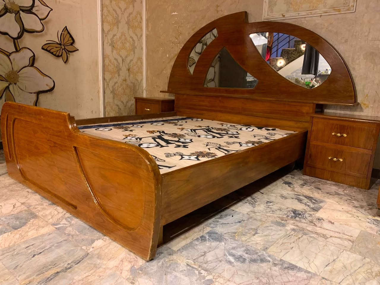 من رخصت مدير محترم عندي غرفه نوم خمسه  ملحق الغرفه الله شاهد فصلته فصال عل ايدي خشب كله 5 ملم ثكيله جدا حطاطه من دك عل خشب دك عل حديد الغرفه حيل ثكيله حتى نقوش جربايه وميز مرايه صاج يدوي تخت جربايه صاج بلوك ثكيل الغرفه نضافتهه 100‎%‎ استعمال سنتين الغرفه بعده جديده ترهم مال زواج السبب البيع انتقال الى مكان اخر السعر 700 نهايته غير قابل للتفاوض رقم هاتف *********** بغداد مكلفه بالنشر اتصلو عل رقم اذا تحبون
