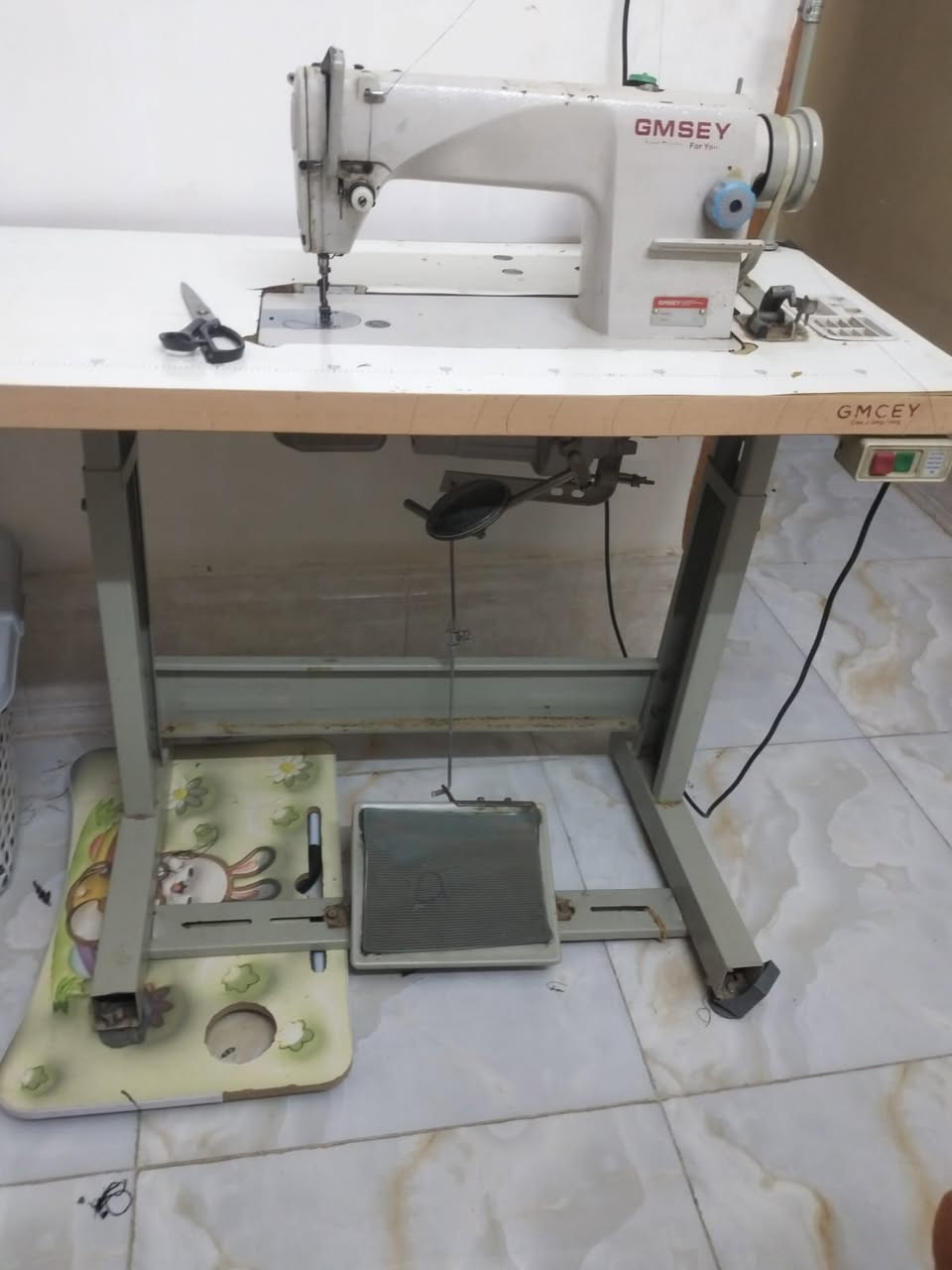 سلام عليكم 
مكينه البيع 
جديده مستخدمها قليل
سعر 250 وبيها مجال ال200 قفلة 
مكاني سبع قسور 
رقم *********** وتساب خط ميشتغل
