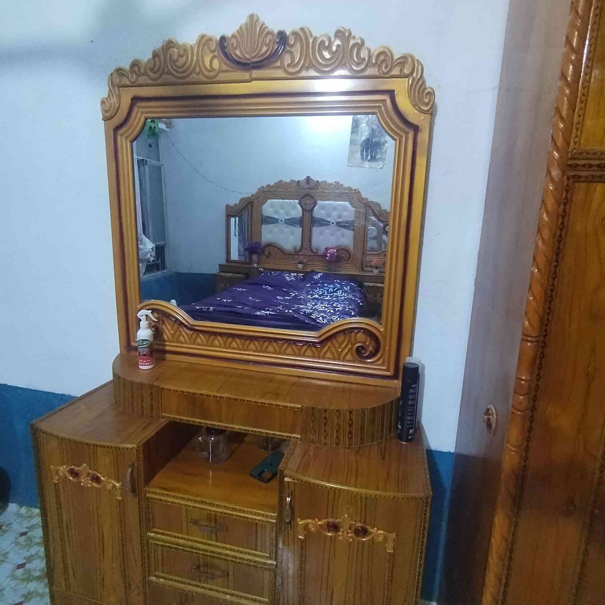 السلام عليكم للبيع غرفه نظيفه مستخدمه شيء قليل ب 850 بالنجف طريق يا حسين ***********

