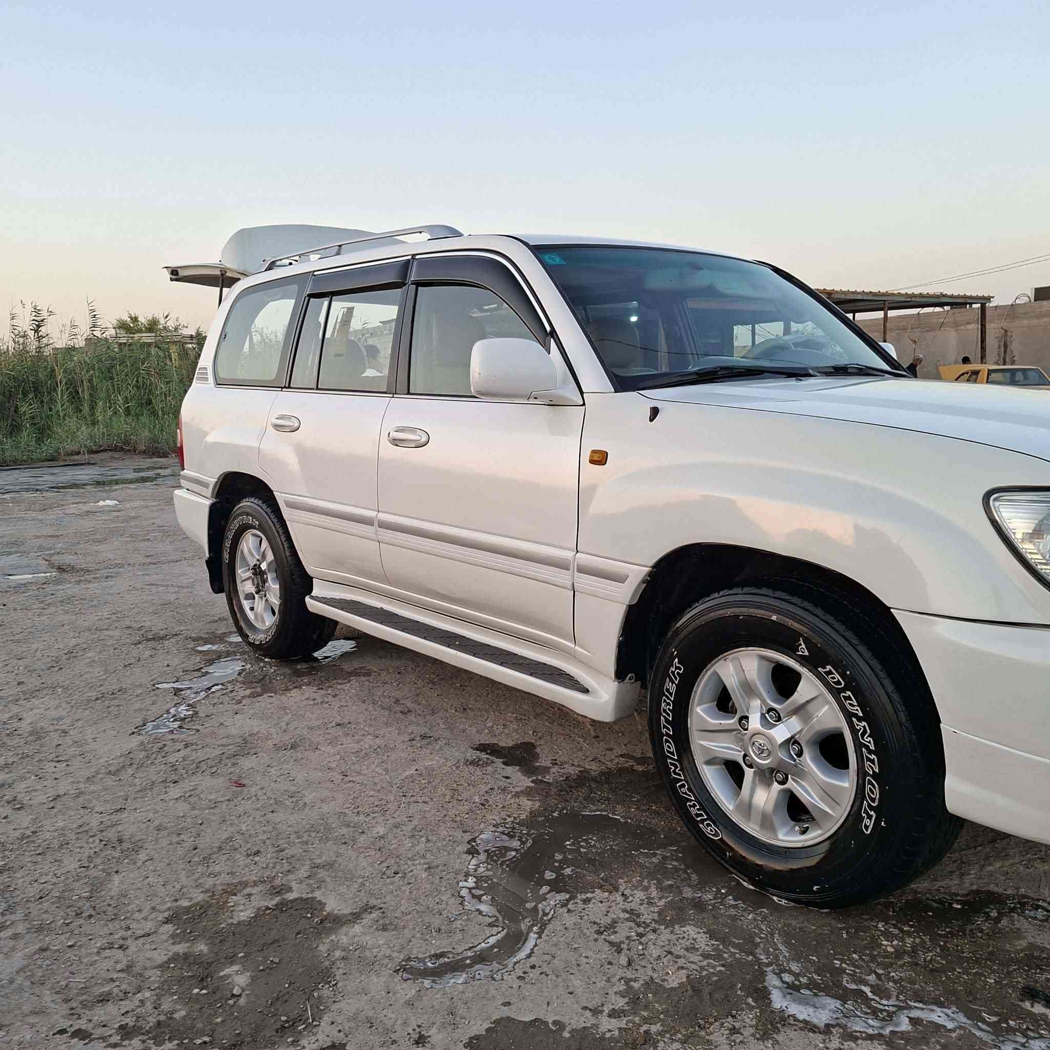 السلام عليكم
لاندكروزر موديل ٢٠٠٧ GXR
محرك 6 سلندر 
كير اوتوماتيك 
٣ قطع تبريد 
فتحه بالسقف 
نظام  DVl Lok
نظام APS 
'السياره احلى من الصور تراي كلش حلو 
السياره بيهه جاملغ لايمن ونص البنيد  بدون دواخل 
مكاني الديوانيه 
السعر  ١٤٨ وبيهه مجال قليل حك الجيه 
***********٣ ابو عبدالله
