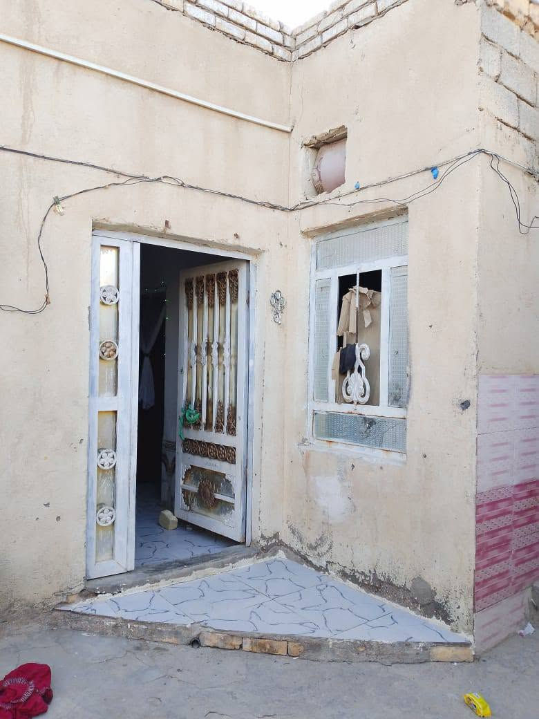 بيت للبيع عند البعضم180متر بلوك كهربائي والبيت كلش نضيف بي غرفتين كبار ومطبخ وصاله كبيره طارمه ديوانيه بس بتلو ومنور جبير +فضله  بين جسرين وره سكة القطار قريب ع تبليط خدمات كامله السعركلش مناسب
ب٣٠ وبي مجال ***********

