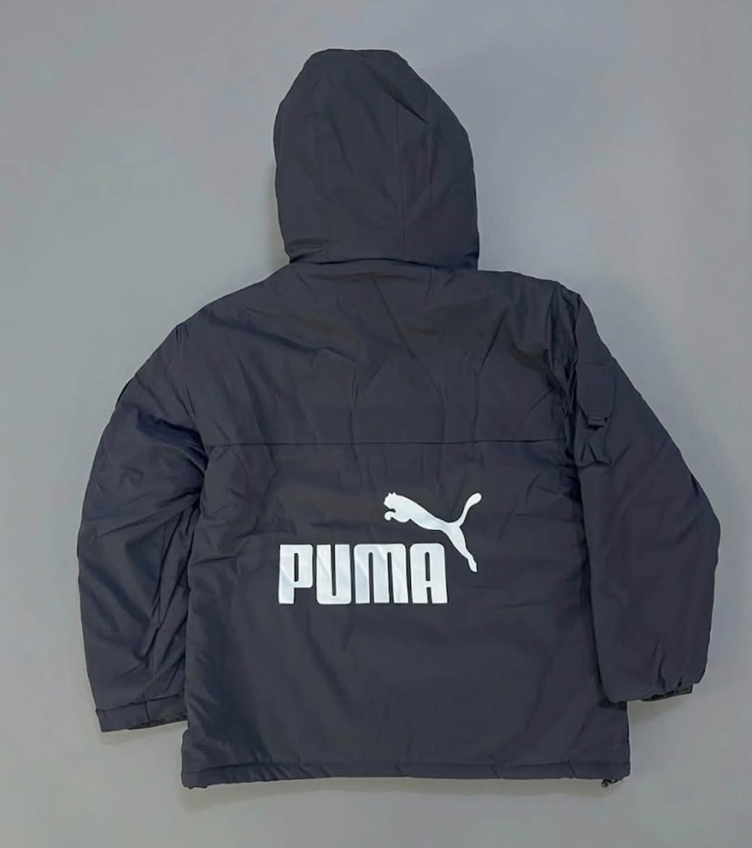 الحالة: جديدة PUMA
المقاس: XL
 الطول: 65 سم
 الكتف: 52 سم
 السعر: 35.000
توصيل لكافة المحافظات متوفر⁩
