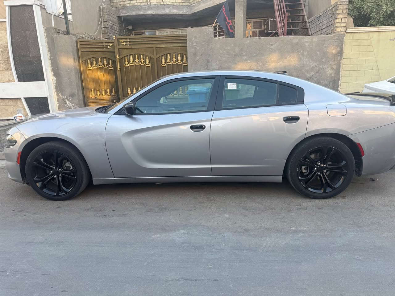 سيارة للبيع او المراوس :جارجر ٢٠١٧ SXT (فئة بلاص فول مواصفات )
المواصفات الأساسية:
 * المحرك: ٦ سلندر (تو ويل) ⚡
 * المسافة المقطوعة: ١٥٨ ألف كيلو متر 🛣️
 * اللون الخارجي:رصاصي 🟦
المواصفات والإضافات:
 * محرك ٣٦٠٠ كفالة  ⚙️
 * دخول وتشغيل (بصمة) 🔑
 * شاشة كبيرة + نظام 🖥️
 * سقف فتحه ☀️
الحالة والصيانة: جيدة جداً 
 * الضرر: لايوجد السيارة كلين🛡️
 * الملاحظات: السيارة نقصها شغلات بسيطه جداً💯 ويوجد سونار 
السعر والمعلومات: الرقم بغداد تحويل موجود 
 * السعر:  دفترين وبيها مجال 

 * الموقع: بغداد / الدورة 📍
 * للتواصل والاتصال: *********** 📞 بغداد, العراق
