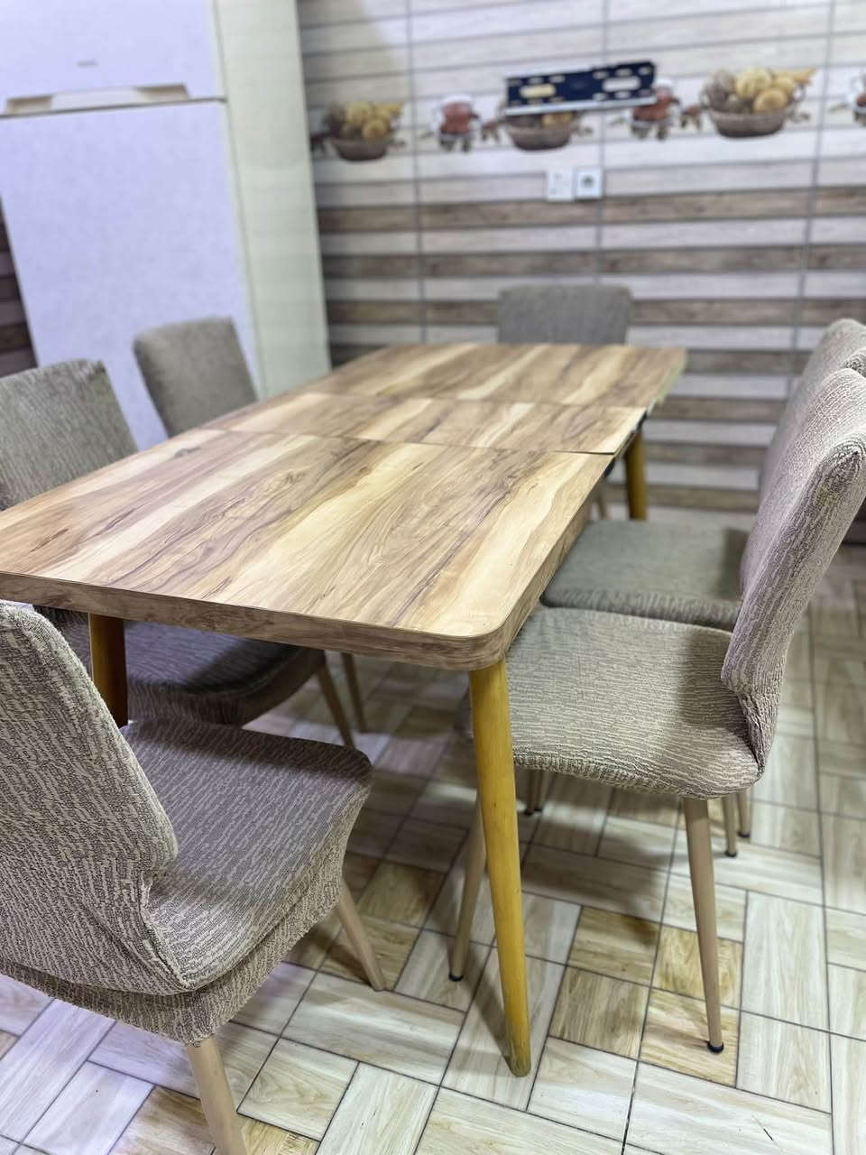 ميز طعام مع ٦ كراسي
السعر ( ١٥٠  الف ) مع تلبيسه كراسي هم ويه هديه لون جوزي فاتح 

عنوان كركوك
***********
