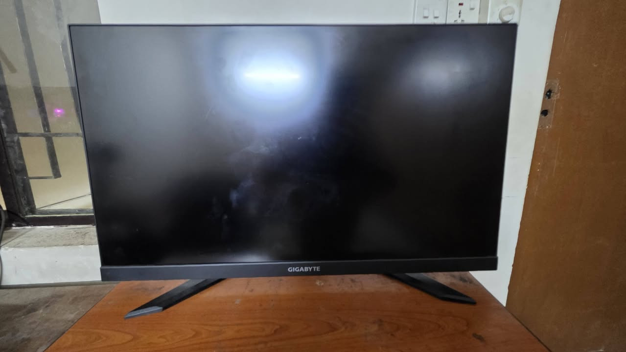 سلام عليكم شاشة gigabyte m27q pro سعرها 200الف قفل
الحجم: 27 بوصة 
نوع اللوحة: IPS
الدقة: 2K / QHD (2560 × 1440)
تردد التحديث: 165Hz (يكسر إلى 170Hz)
زمن الاستجابة: 1ms (GtG)
عمق والألوان: 10-bit | تغطية 98% DCI-P3 و140% sRGB | نظام RGB
السطوع و HDR: 400 nits | VESA DisplayHDR 400
استاند متحرك 
مشكلتها الوحيده بيها شخط بالشاشة وأبد ممأثر عليها استخدام سنة 
توصيل ماعندي مكاني شارع فلسطين 
*********** رقمي
