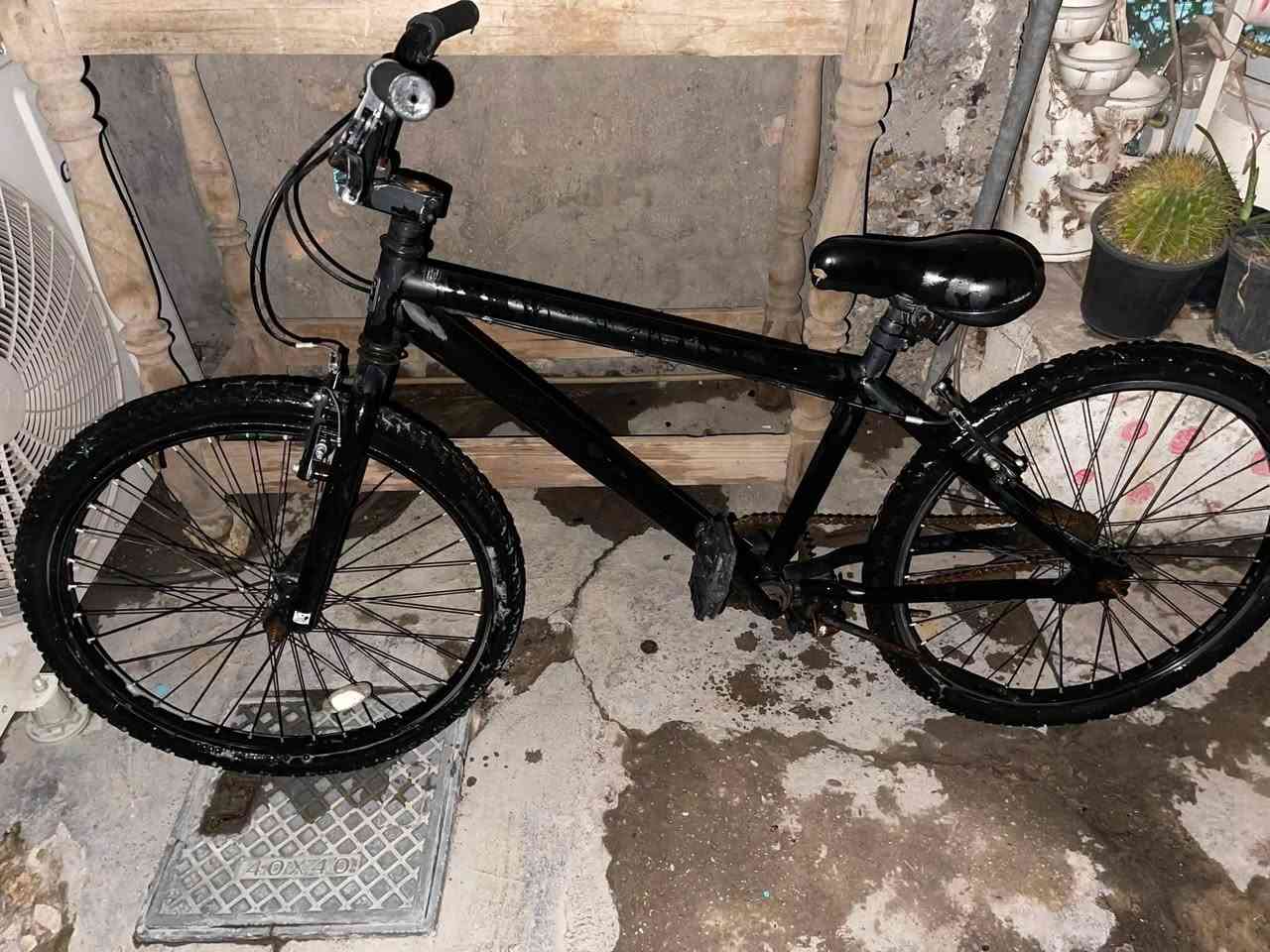 السلام عليكم  بايسكل عدد ٢  باله الاسود سعره ١٠٠ حجم ٢٤ والصغير  سعره ٣٥٠٠٠حجم ١٤ bmxللاستفسار *********** حي القاهره
