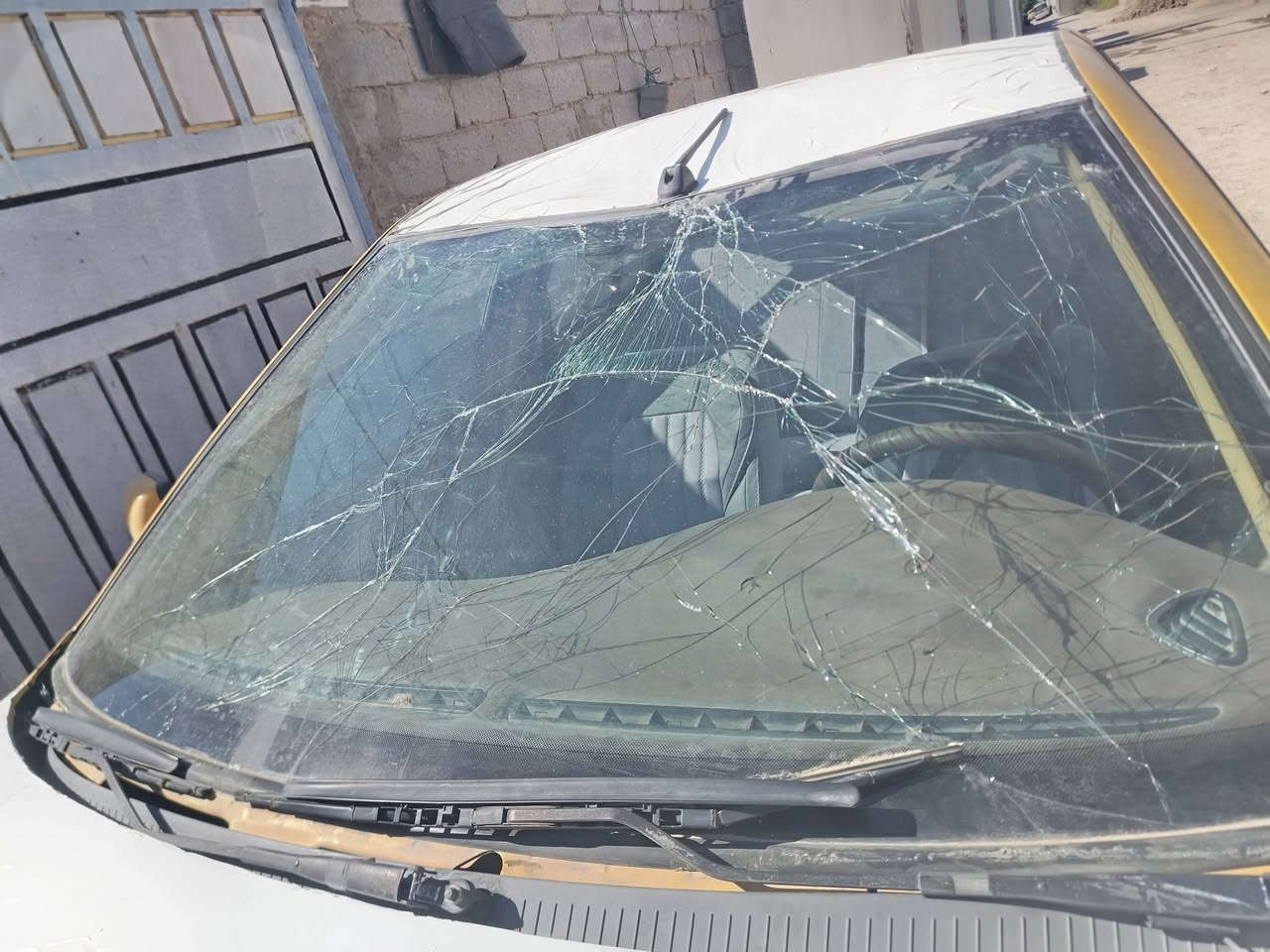 سلام عليكم سمند للبيع بنيد طاير وبيه طخه بجاملغ امامي لايت موجود كير ومكينه وتبريد خير من الله صاحبه يريد 3ورقات يله يحول وعليها هيئه وغرامات 350 سعر 17بيه مجال عنوان بابل المسيب او مراوس بسايبا ***********
