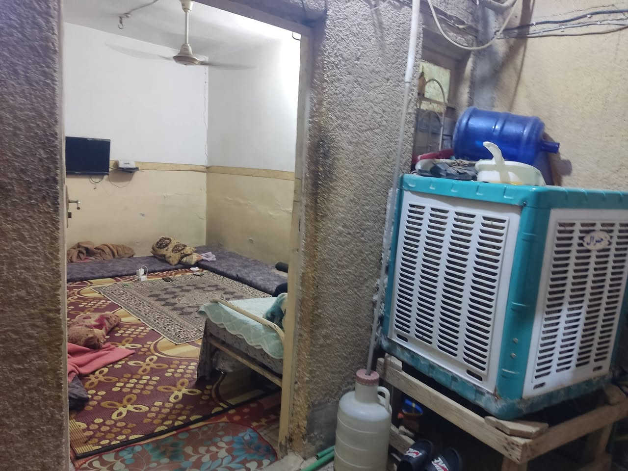 بيت بحي الوفاء قرب سوگ هرج للبيع مساحة الدار 100 متر. طابق ونص صالح للسكن عگادة غرفتين جوه وحده فوگ. ع استقبال 

#السعر 105 وبي مجال.
