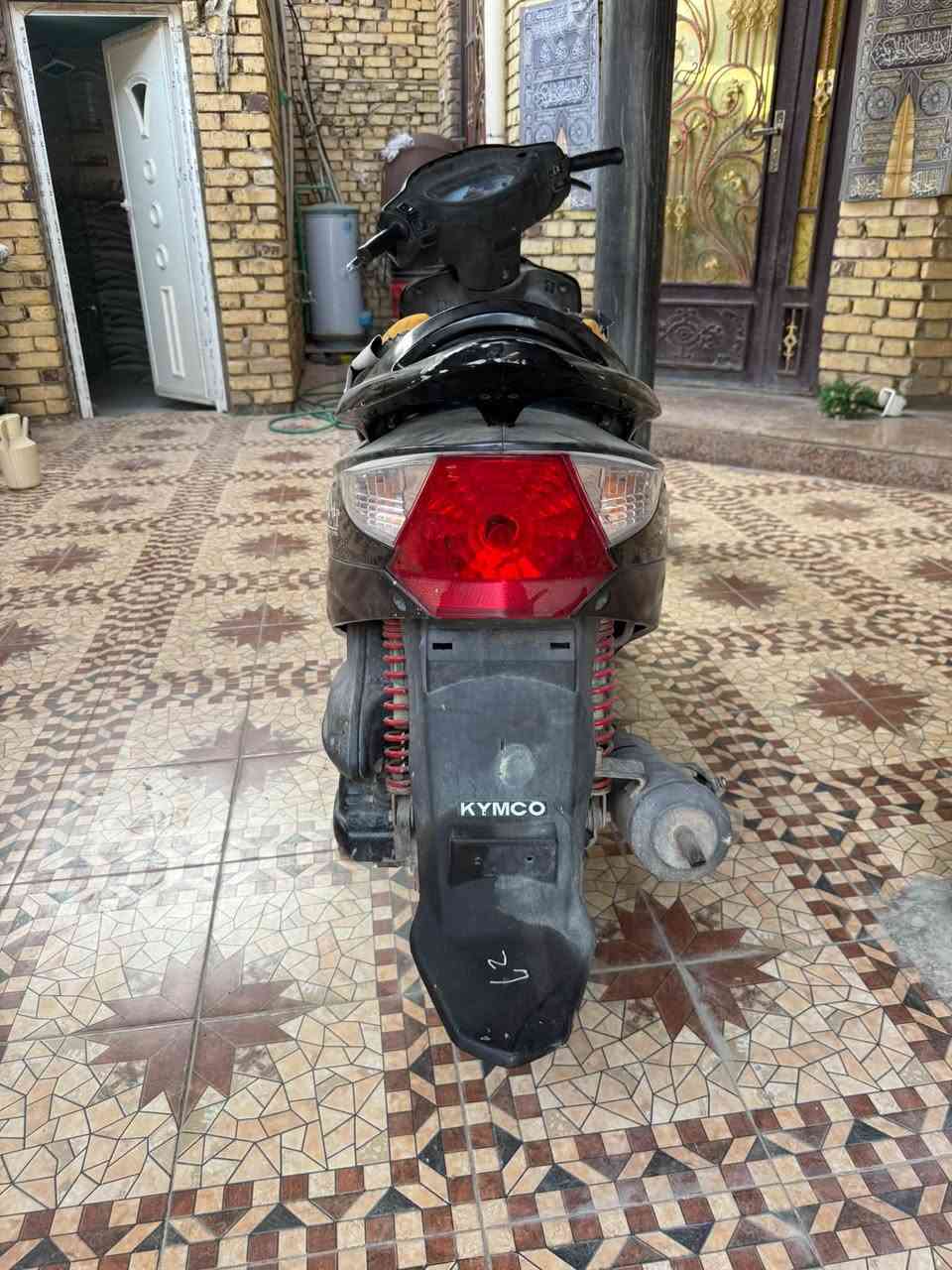 كامكو عوزها تصليح بس مامفتوحه
ابيعك كوم حديد وبل عافيه عل ياخذها 
كلشي شغال بيها من كرهبائيات 
سعر  ٤٠٠ وبيها مجال لشراي
