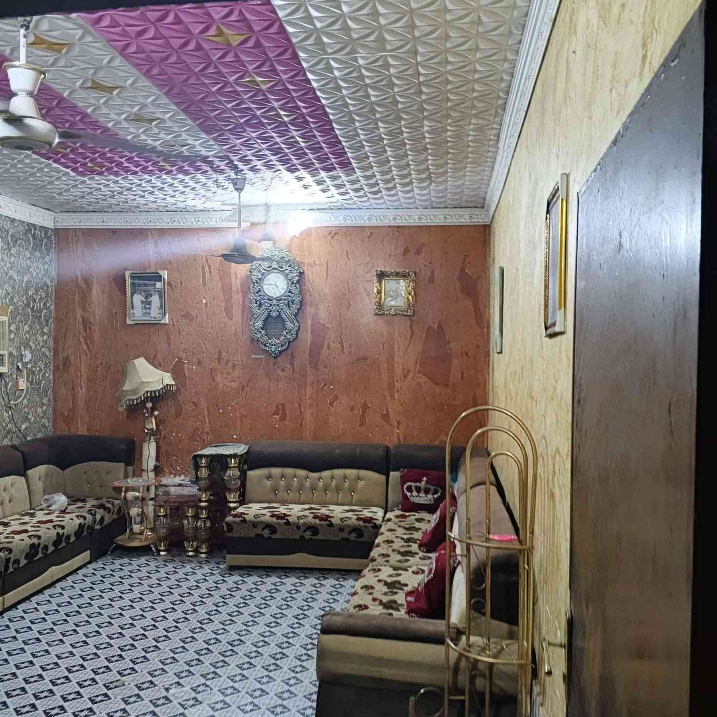 🏠 بيت واسع للبيع في منطقة الريان (قرب الملعب) 🏠المساحة: 450 متر مربع.الموقع: منطقة الريان، فرع متميز قريبة من ملعب الريان، يقع مباشرة على الشارع.التفاصيل الداخلية: 4 غرف نوم + صالة استقبال واسعة + مطبخ.الملحقات: كراج سيارة + حديقة خارجية.الوضع القانوني: الأرض تابعة للبلدية، ممتورة رسمياً من قبل لجنة البلدية والبيع مع التسليم والوصل الرسمي (بانتظار صدور سند التمليك).السعر: 60 مليون دينار (وبيه مجال طيب للشراي المعتمد).📞 للاستفسار والتواصل: [***********] شط العرب, البصرة
