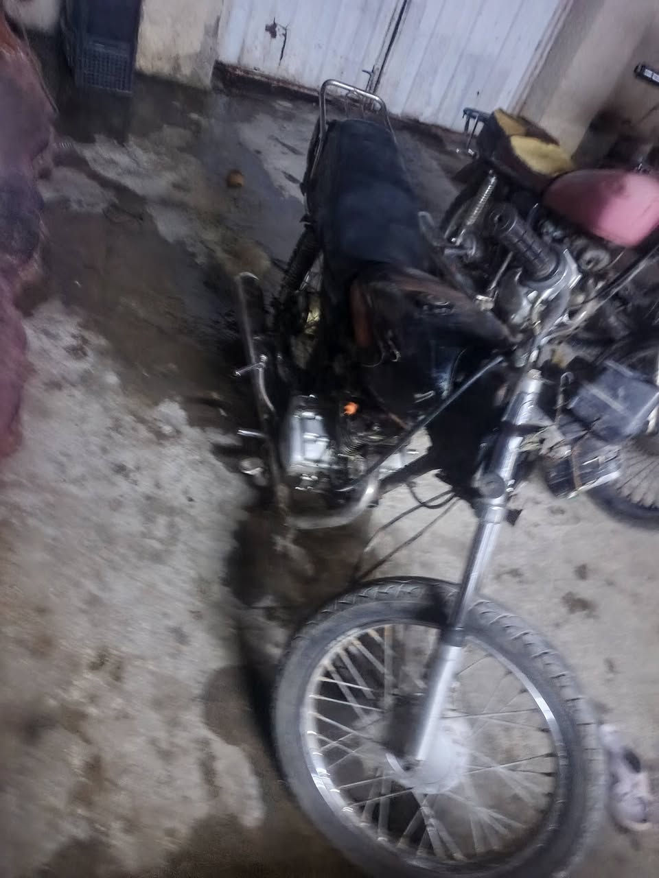 كوم حديد بس تشتغل الدراجة يعني قصدي ابيعلك كوم حديد الدراجة ماعرف موديلهة بس حسب معرفتي 2018 أو 2017 دراجة بيهة نضوح من صفحت الماكنيت ملاحضة أعيد عليكم دراجة شعالة بس اني ابيعلك كوم حديد ممتواجد خاص فقط عرقم مكاني بغداد بوب شام القوس السعر ١٧٥ وبيهة مجال خابر واني حاضر ( *********** )
