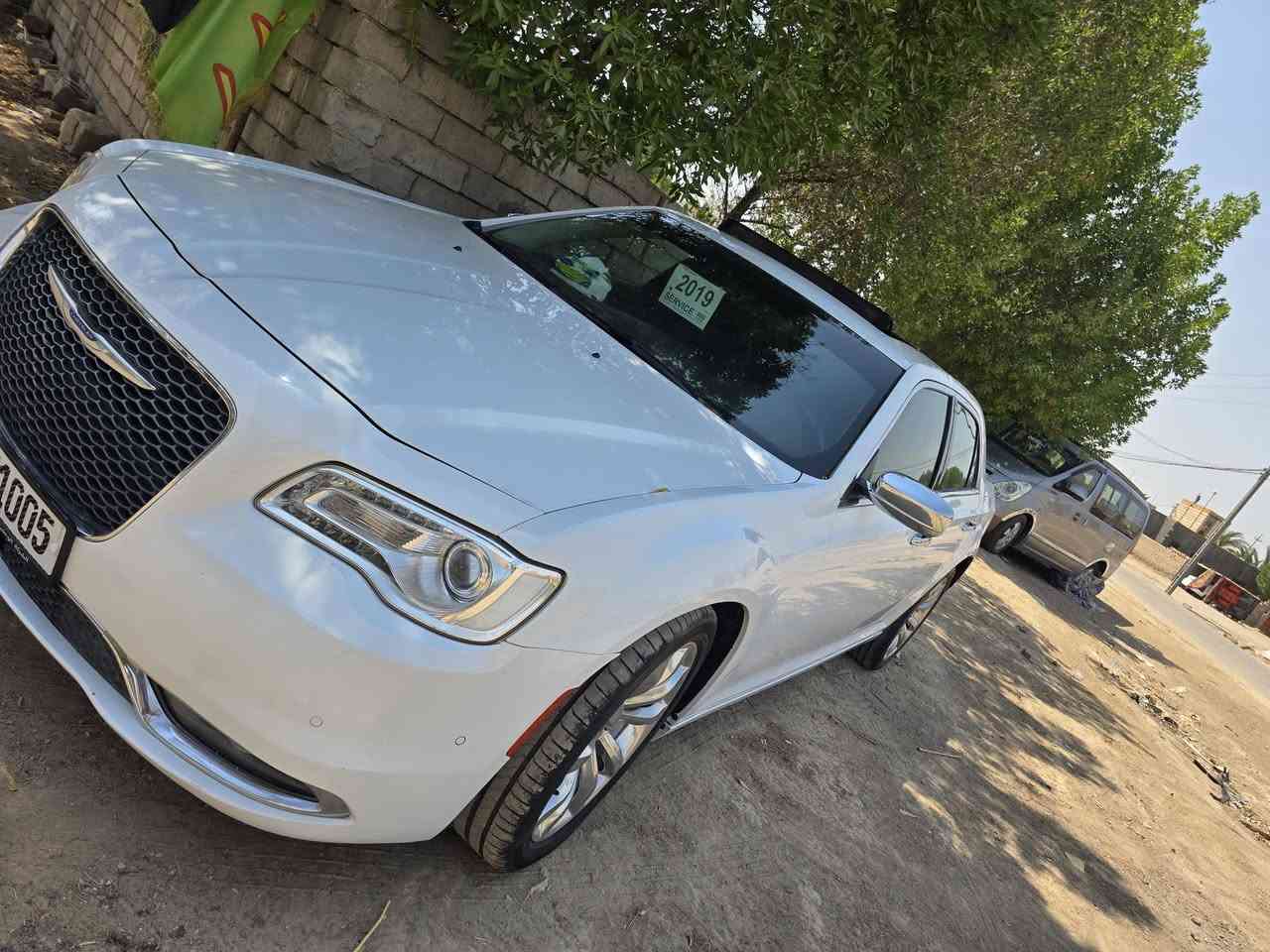 السلام عليكم ورحمة الله 
كلايسلر c300 لمتد 
مديل ١٩ اصل دخول ضباط بغداد تحويل مباشر 
الحادث مرفق صور كامله بس باردين فقط بدون صبغ بدون تبديل بدون كارت بدون ارباك  سياره وضع البلاد حتى الدعاميات بلاديه 
محرك كير اكسل كفاله 
كفاله من صبغ التجميل 
موصفات لمتد فول 
دخول ذكي .
شاشه كار بلي مع الكامره الدواره 
خزن ميموري 
سماعات الباين صوت مرعب
ستيرن كهرباء #
حساسات اماميه #
حساسات خلفيه #
رادار امامي قياده ذاتيه#
رادارات جانبيه عدد ٢
رادارات خلفيه عدد ٢
كشنات جلد اسود مع التبريد 
تبريد معروف امامي خلفي شرط 
اشاره بالمراة
ويل بلاد مع الحساس وطخم تاير 20
التحكمات مع الاقط 
بانورما فتحتين ٢
سقف لون بيجي دواخل لونين 

فرشات بلاديه عدد ٥ وواعتذر عن الاطاله حتى تكون عندك معلومات كامله مكاني الناصريه الغراف ***********
سعره ٢٥٠ وبيه مجال للطيبين
