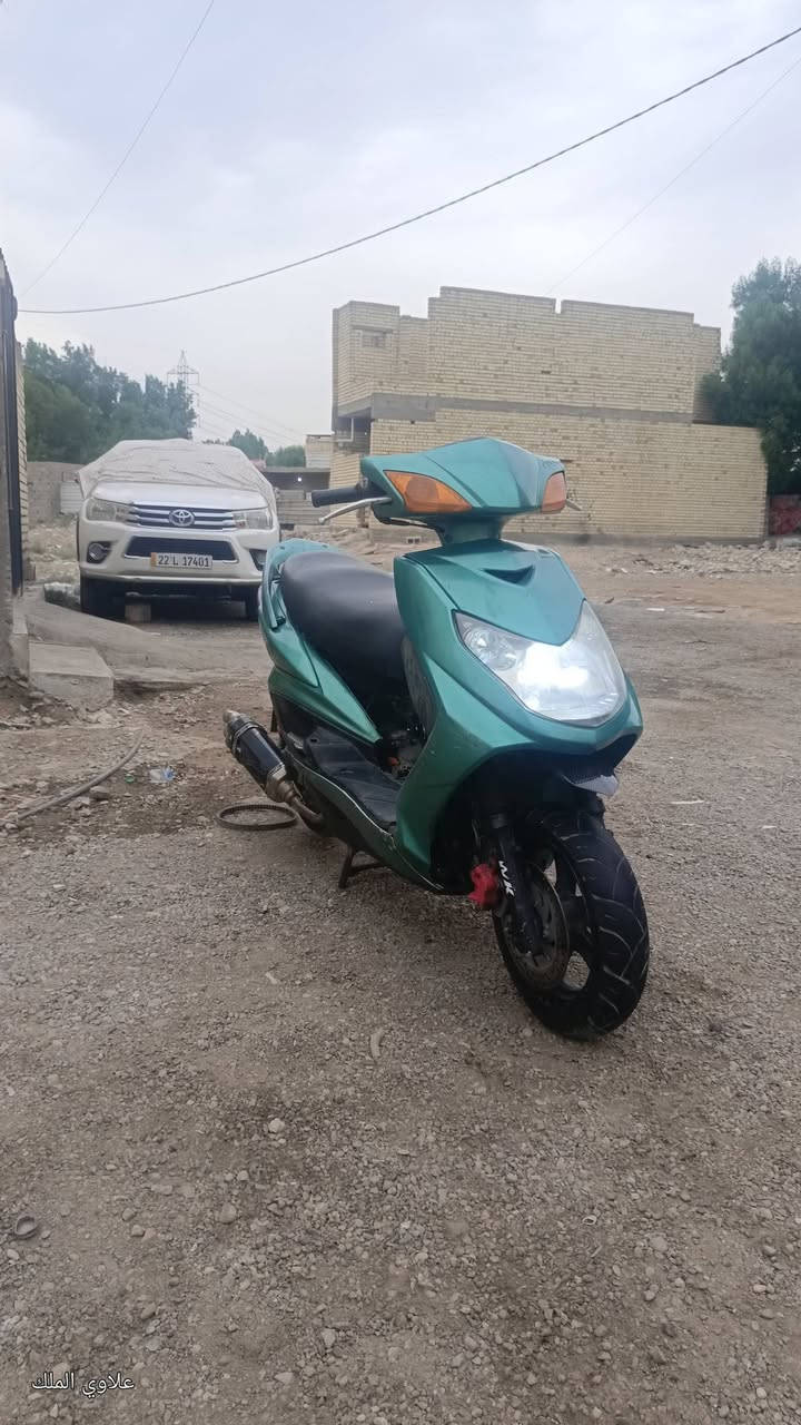 سلام عليكم
سكنس فحل 
طلاعات 
كلجات رياضي 
الامامي ابو دولار 
ولخلفي Rs
صالنصه رياضي حلكين دبل بوشه TM مال تي ماكس
دراجه شلعه معدل طياره
مكينه مكفوله ممفتوحه
كهربائيات كلها شغاله
منضومه زنون
دشبول شغال
فراك بريك رياضي
زوج تايرات جلاتين 
سعرها 550وبيها مجال
مكان الغزاليه
***********
***********

نص مكتوب في الصور:
- علاوي الملك
