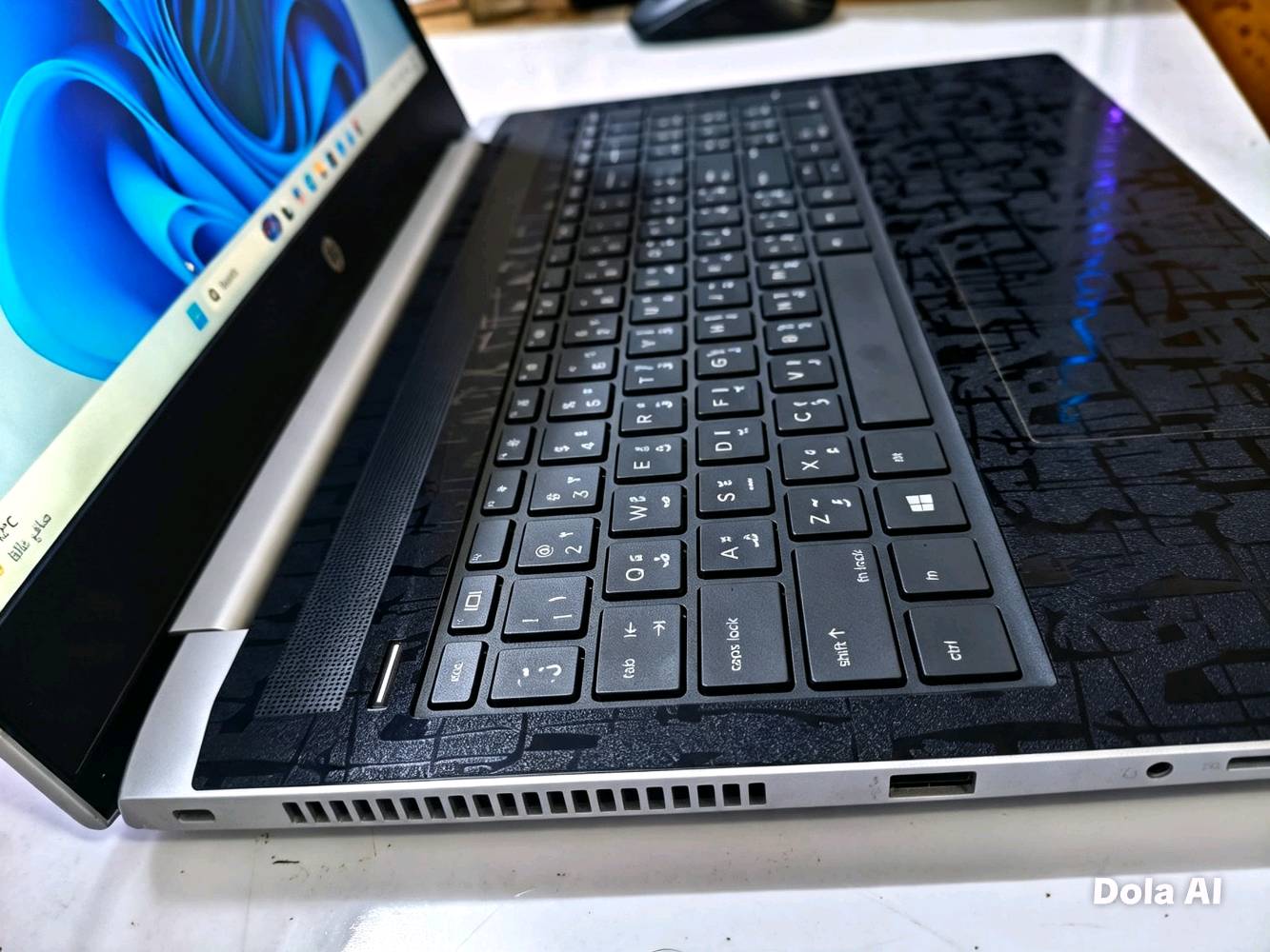 لابتوب HP ProBook 450 G5 💻  


 المعالج: Intel Core i5-8250U (الجيل الثامن) - 4 أنوية و8 مسارات ⚙️

 

 الرام: 8GB DDR4 من Micron 💾

 

 التخزين: 256GB M.2 SSD من KIOXIA 💽

 

 كرت الشاشة: Intel UHD Graphics 620 🎮

 

 حجم الشاشة: 15.6 إنش 📺

 

 يحتوي على حساس بصمة 🔒

 

 يحتوي على منفذ USB Type-C 🔌

 

 البطارية: أكثر من 5 ساعات 🔋

 

 الملحقات: شاحن ⚡، حقيبة 🎒، ماوس 🖱️، وماوس باد 🖱️🧩

 

 السعر:275 وبيه مجال  💰

 

 التوصيل متوفر 🚚