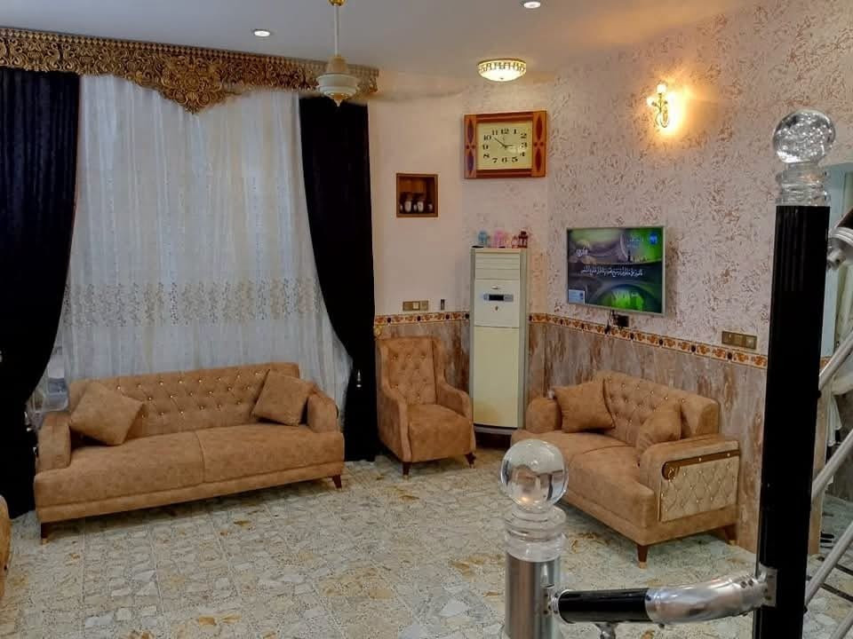 دار جديد طابقين مسلح درجة اولى طابو صرف
في بداية الثيلة قرب شارع 17 خلف المكتب الهندسي
البناء حديث سنة 2023
المساحة/ 270 متر
الوجه/ 11 متر
الشارع/ 10 متر
الطابق الاول يحتوي على/
كلدور واستقبال كبير وصاله وغرفتين نوم
ومطبخ حار وبارد ومطبخ في الترك
ومجمع صحيات داخل وخارج
وكراج كبير وحديقة
الطابق الثاني يحتوي على/
ثلاث غرف نوم وصاله ومطبخ
ومجمع صحيات وسطح اول وثاني
الواجهه تقطيع مطعم
الارضية للطابق الاول كاشي مطعم مرمر
الارضية للطابق الثاني بورسلين
المطبخ والصحيات فرفوري
حزام سيراميك كامل الدار
سقوف مغربية 
الشبابيك المنيوم 
ملاحظة/ نقص تسليك كهرباء الطابق الثاني
ممكن مراوس مع قطعة ارض داخل الرمادي 300 متر او اكثر
السعر/ 330 مليون وبيه مجال
للاستفسار 
مكتب ابو مصطفى للعقار في الرمادي حي المعلمين 
قرب فلكة الفرسان مقابل مصرف الخليج التجاري 
هاتف 
ابو مصطفى  ***********
محمد  ***********
مثنى  ***********
يتوفر (واتساب) على نفس الارقام
