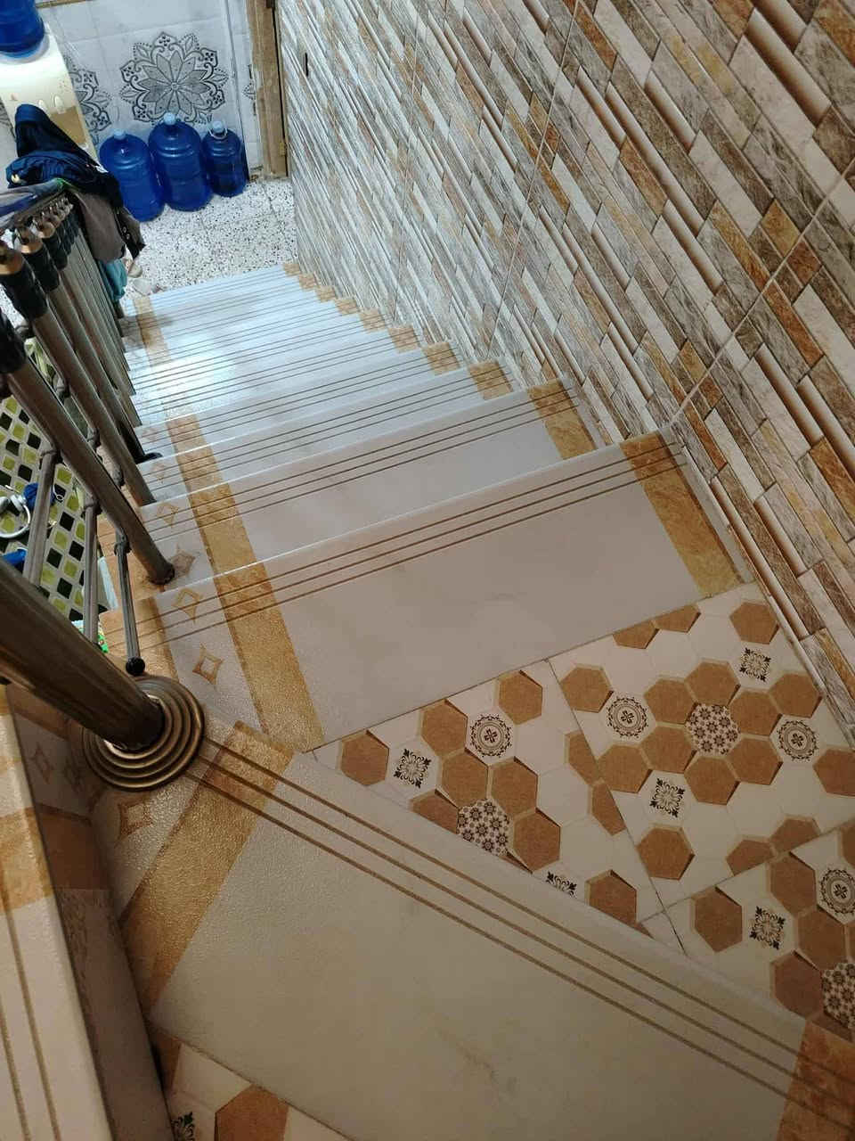 السلام عليكم دار للبيع المساحة 100 م طابقن 5×20 سند 25 باسمي خلف مدينه حمورابي بشارع المراشده العريض ماءومجاري وكهرباء ثري فيز يتكون من ثلاث غرف نوم وصالة ومطبخ وهول فوك وجوه وثلاث مجمعات صحية ومناور عدد2 مابي اي نقص للاستفسار ***********
