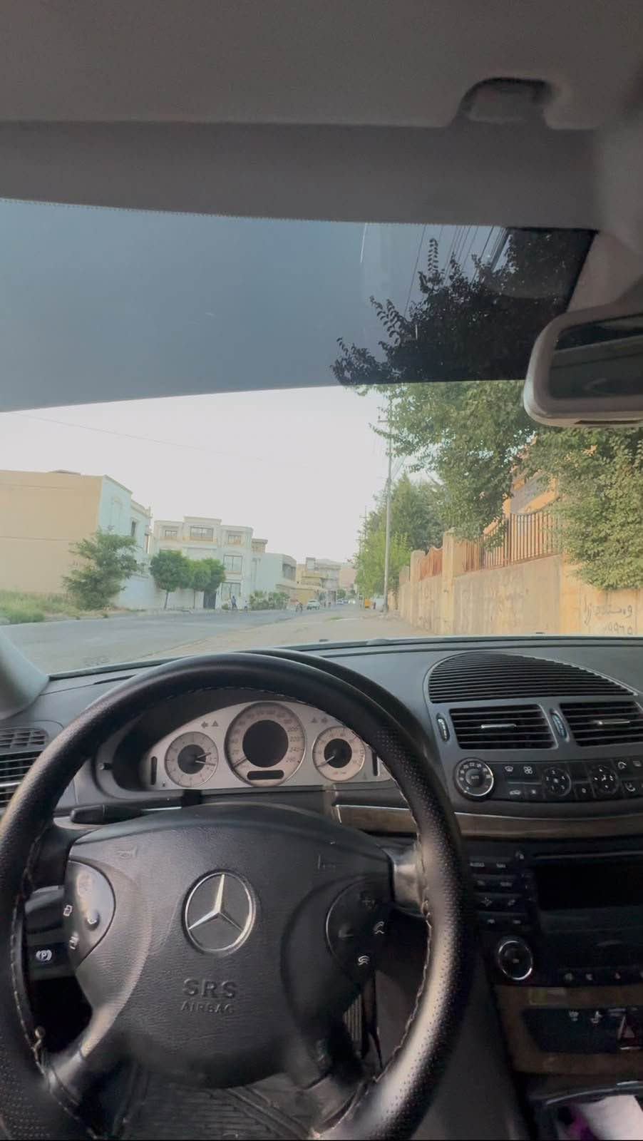 میرسدس e class 240 2003 دەحامی بۆ دەحامی بە شەرت مەنەفێست ئەوەروپی ئەسلی  گێرو مەکینەی لۆک لۆکە بەشەرتی فەعس، لێدراو بەشەرت  سەقفی و حیزام بەشەرت شوختوو چاڵوچۆڵی نیە هەتا نەیبینی نازانی چەند خاوێن و جوان ماوەتەوە لەسەر دەقی شەریکەیە، یەک دینار مەسرەفی تێدا نیە 
 سحری ٧٥ وەروقە و مەجال 
*********** سوران, أربيل

نص مكتوب في الصور:
- New car alham drela ❤️ 🙏