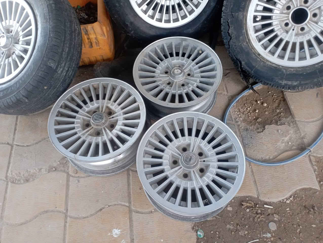 ويلات فالفو لبيع حجم 14 6ويلات وهذني مشدودات بسياره حجم 16تخم نضيفات الشراي يتصل ***********
