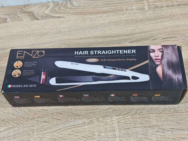 مكواة فرد الشعر الاحترافية من ماركة إنزو بلس (Enzo Plus Hair Straightener).

المواصفات والمميزات :
الموديل المخصص: EN-5878.

درجة الحرارة القصوى: تصل إلى 990 فهرنهايت (990F) مما يجعلها مثالية لتسريح الشعر الكثيف أو استخدامها في صالونات التجميل لتطبيق الكيراتين والبروتين.

شاشة العرض: مزودة بشاشة رقمية LCD لعرض ومراقبة درجة الحرارة بدقة أثناء الاستخدام.

تقنية الصفائح: تحتوي على ألواح مطلية بـ السيراميك والتورمالين (Tourmaline Ceramic) التي تساعد على توزيع الحرارة بالتساوي، حماية الشعر من التلف الحراري، وتقليل الهيشان.

الملحقات : علبة زيت خاص للشعر
سعر 25,000 مع التوصيل
لطلب:***********
