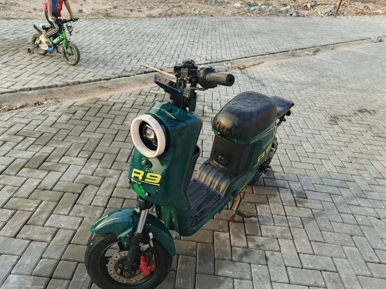 R9 • بطاريات ٥ كبار • نقص شاشة وبريك خلفي