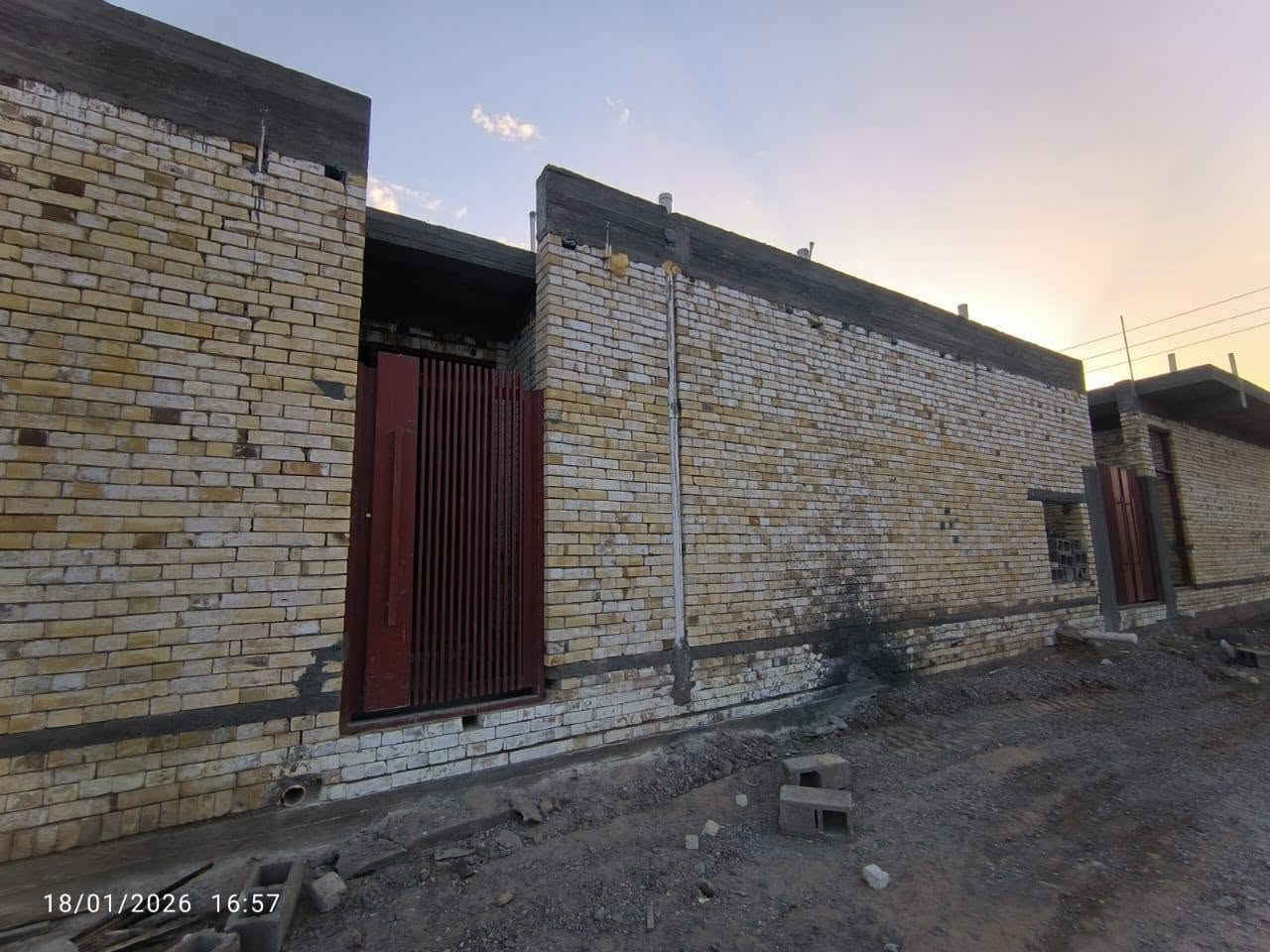 بيت + محلات ركن المساحه 300 متر زراعي + درج خارجي فوگ المحلات شقة معزوله 100 متر جاهزه للبناء كامل تأسيس ماء ومجاري وصبة ارضيه ارتفاع البناء 360 سم رباط 30 سم ومرد ماي 10 سم ابواب قاصه كامله شغل درجه أولى علئ شارع 30 السايدين خلف مركز الكرادي يبعد عن المدرسه 300 متر ***********
