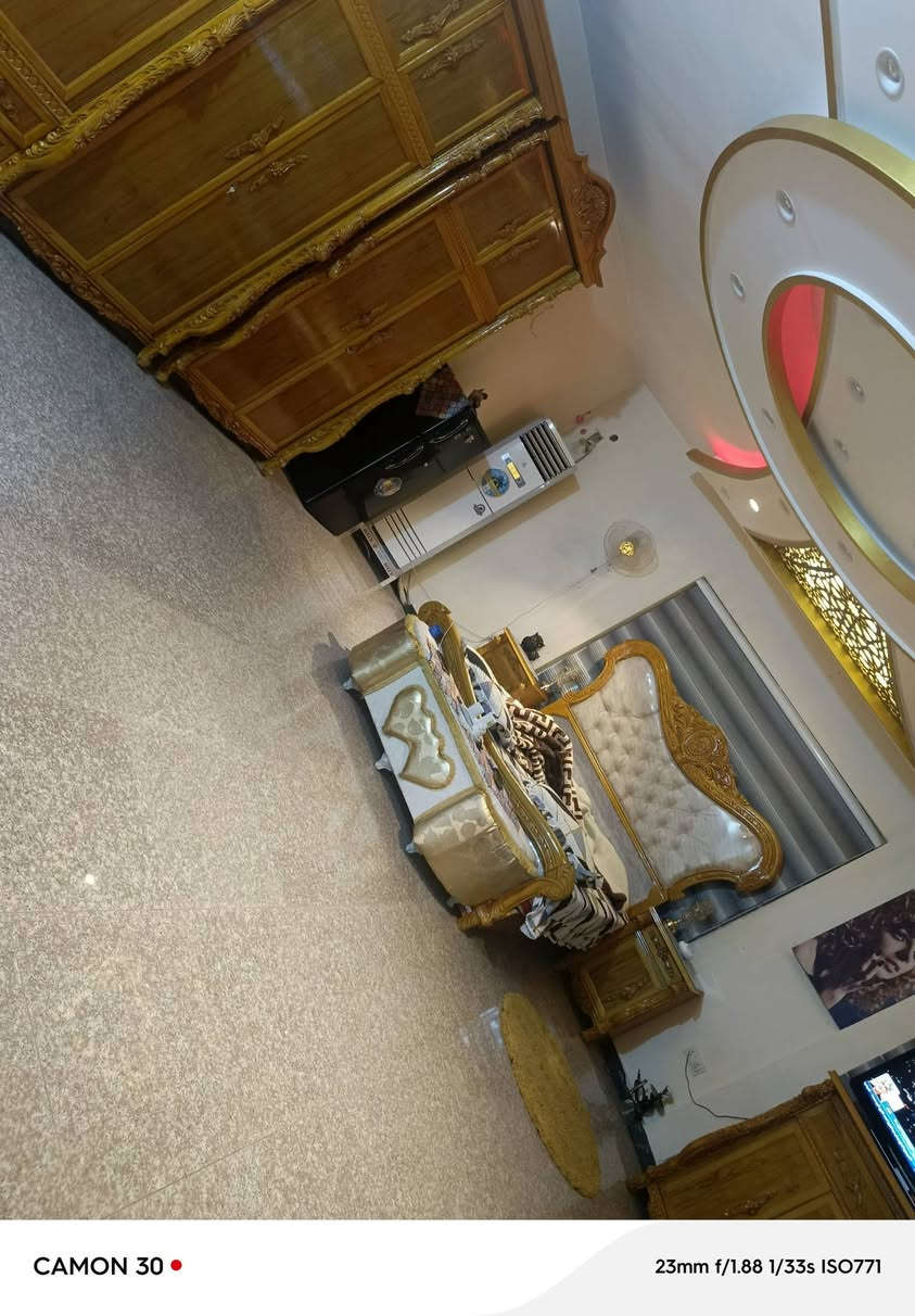 بسم الله الرحمن الرحيم
توكلنا على الله 
دار للبيع 
مساحه 200متر واجهه 10نزال 20
البيت ركن 
يحتوي على صاله مطبخ حار باردخدمات عدد3
4غرف نوم
استقبال طرمه كبيره البيت مدخلين 
مسلح 
بناء حديث سنه 2015
موقعه المشتل المعلمين 
للاستفسار الاتصال على وتساب ***********
