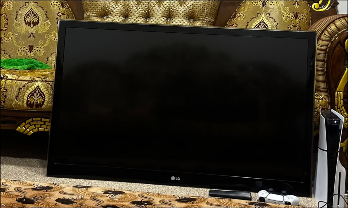 سلام عليكم 
اخوان شاشه LG حجم 47 للبيع شاشه حلوه ونضيفة لوك شخط مابيهه تفاصيل اكثر موجوده بال صور بيهه 3 منافذ HDMI للي يفيده سعرهه 170 الف 
عنواني خانقين سبعه نيسان 
للاتصال ***********
