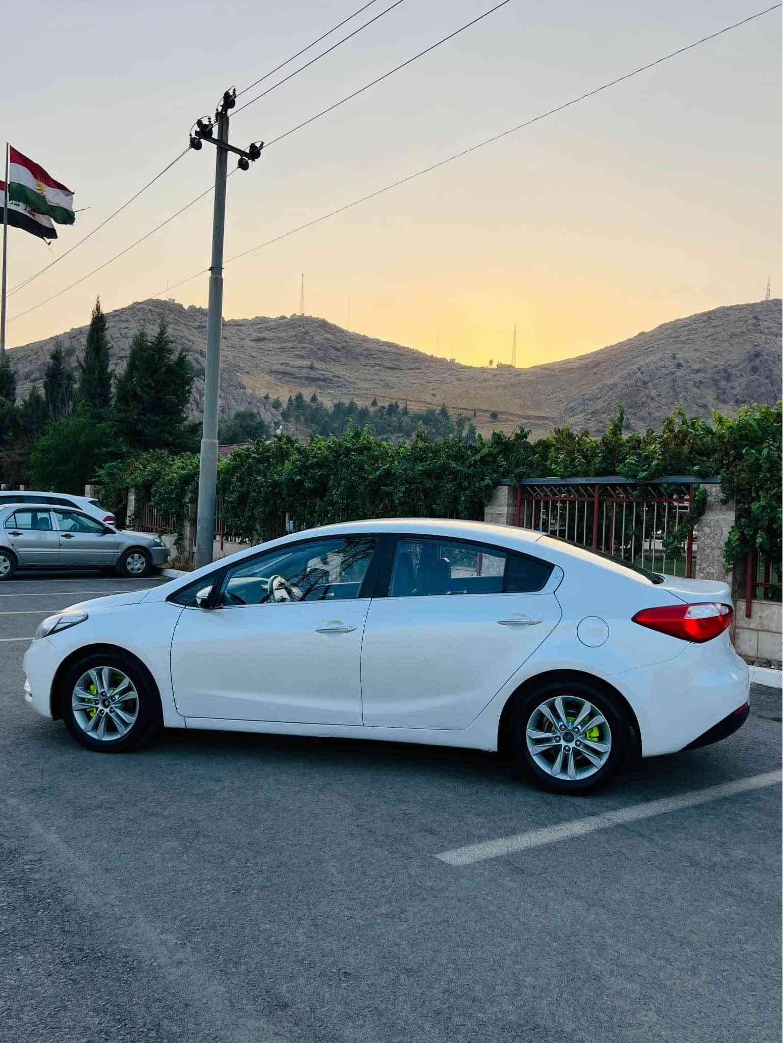 kia z5 
بسم للّٰةالرحمن الرحيم
كيا سيراتؤ ٢٠١٤
براوةى دوبةى شوين براوةكانى چاك كراوةتةوة
كؤدى بؤ كراوة بة ناوى خؤمانة
سپى سةدةف
eco    ocs شوين شاحن شوين فلةش
١٦٨ هةزار هةقيقى رؤيشتوة
كير مةكينة دةرو بةردى بةشةرت 
بةردى گزؤزى تيداية بةنزين هةر ناخوات
سوكان هيتةر سوكان فؤليؤم  شاشة ئايپات
كاميرة حاسة  كيچ ليزةرى  
ئاوينة ئيشارةت ئاوينة هيتةر دژة فول
كوشن جلد كوشن هيتةر
قفل مةركةزى
٢٠١٣ مانگى ١١ يانى ٢٠١٤
پاترى تازة  رؤنى گير و مةكينةى تازة گؤردراوة
تايةكانى باشن
ليد حةدةسة 
سةقف كةڤةر بةشةرت  كير مةكينة بةشةرت ١٠٠ فيتةر
دةعم ليدران بةشةرت   
كامل كامل مةسرةف كراوة بةس ليى خورةو دوعاى خيرمان بؤ بكة سةيارةكة هي مالةنة هي مةحرز نية بةدلى خؤم مةسرةفم كردوة 
هةموو شتم نوسيوة  ية ٢٥٠ مةسرةفى هةبوو 
٥ كةلا برا 
لة مالةكة بيمنةتم 
***********وةتس ئاپى لةسةرة
***********ڤايبةرى لةسةرة رانية, السليمانية
