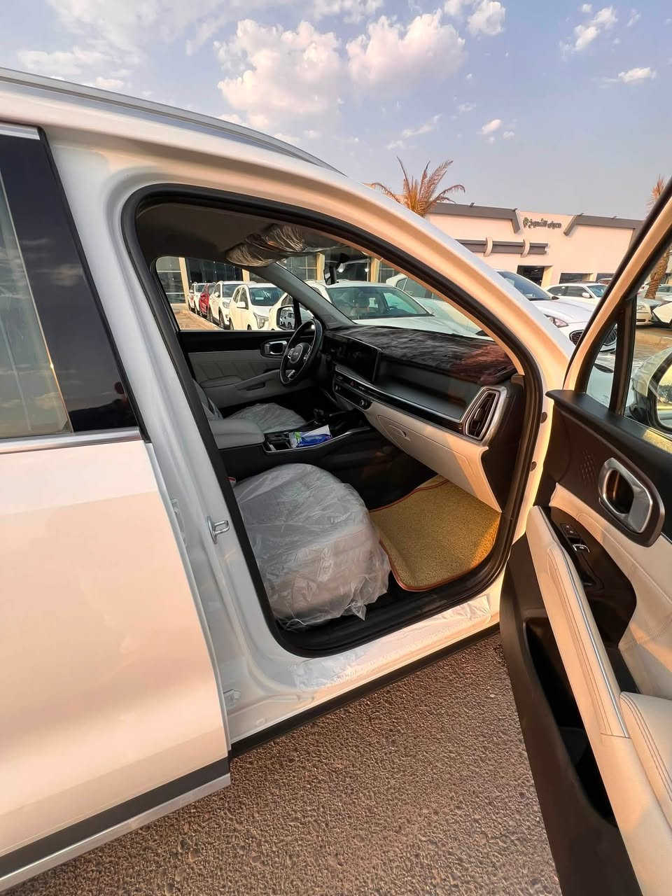 سلام عليكم
سورنتو 2024 
للبيع 
حجم المحرك 4v
فول مواصفات 
سايد بريك كهرباء 
اوتو هولد
حساس امامي خلفي 
شاشه متصله 
كشنين كهرباء 
تبريد 3 قطع 
كشنات خلفيه كهرباء
صندوق كهرباء
مانع انزلاق 
وضعيات قياده 
بيها رصعه موضحه بل صور
سعر 258 وبيها مجال 
اتصال ***********
