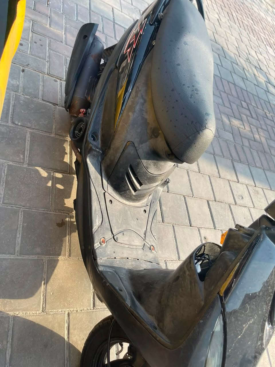 سلام عليكم دراجه عدل البيع  مكينه مافتوحه ابد خير من الله لا دخانه ولا شي  بس نقص كلجات اماميه بس حته وراقه كامله مكان  بغداد سعر 500    رقمي ***********
