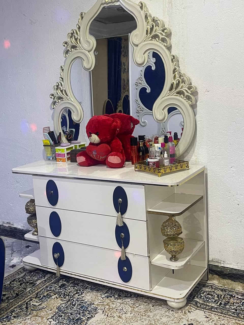 غرفة نوم جديدة تركي اصلي جديده لوك بس يدات للجرارات نقصها زلغ مابيها واصلي الله شاهد ماخذها بمليونين ونص عندي سفر واريد ابيعها ب500 الف مع المندر والبردات والفرشه للتواصل ***********
