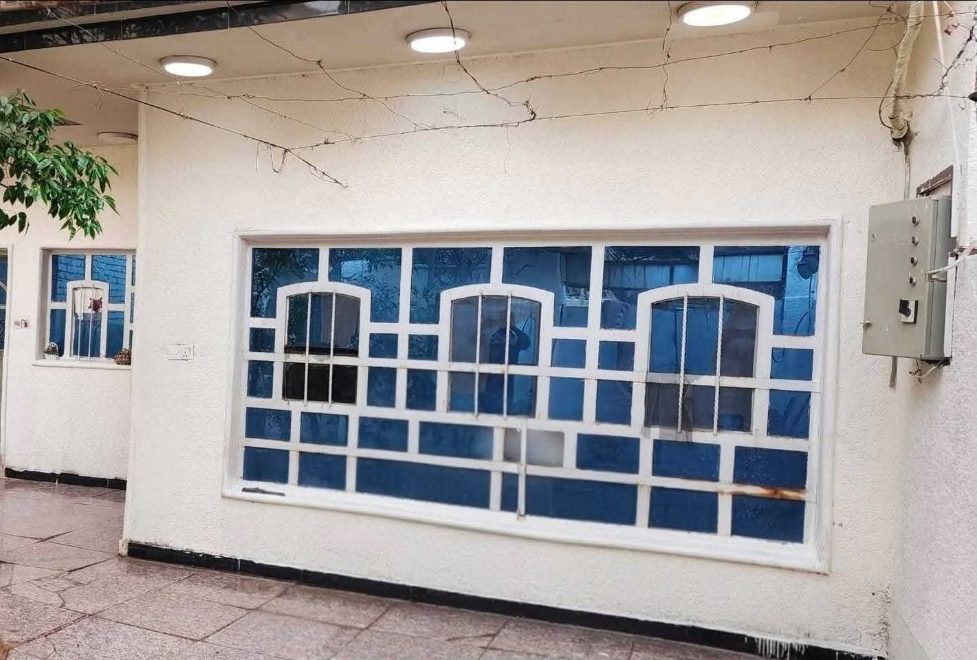 قطع من بيت المساحة ١٠٠ متر
الواجهة ٤ ونزال ٢٥ 
بسعر أرض 
طابو سكني صرف 
يحتوي على كراج واستقبال وصالة وغرفة نوم وترك خلفي وغرفة نوم بالطابق الثاني.  
بداية ام الكبر والغزلان الثانية قرب حسينية الكتاب والعترة 
السعر 135 قفله بدون أي عملة لان ماكو هيج سعر بهذا المربع كله . 
***********
