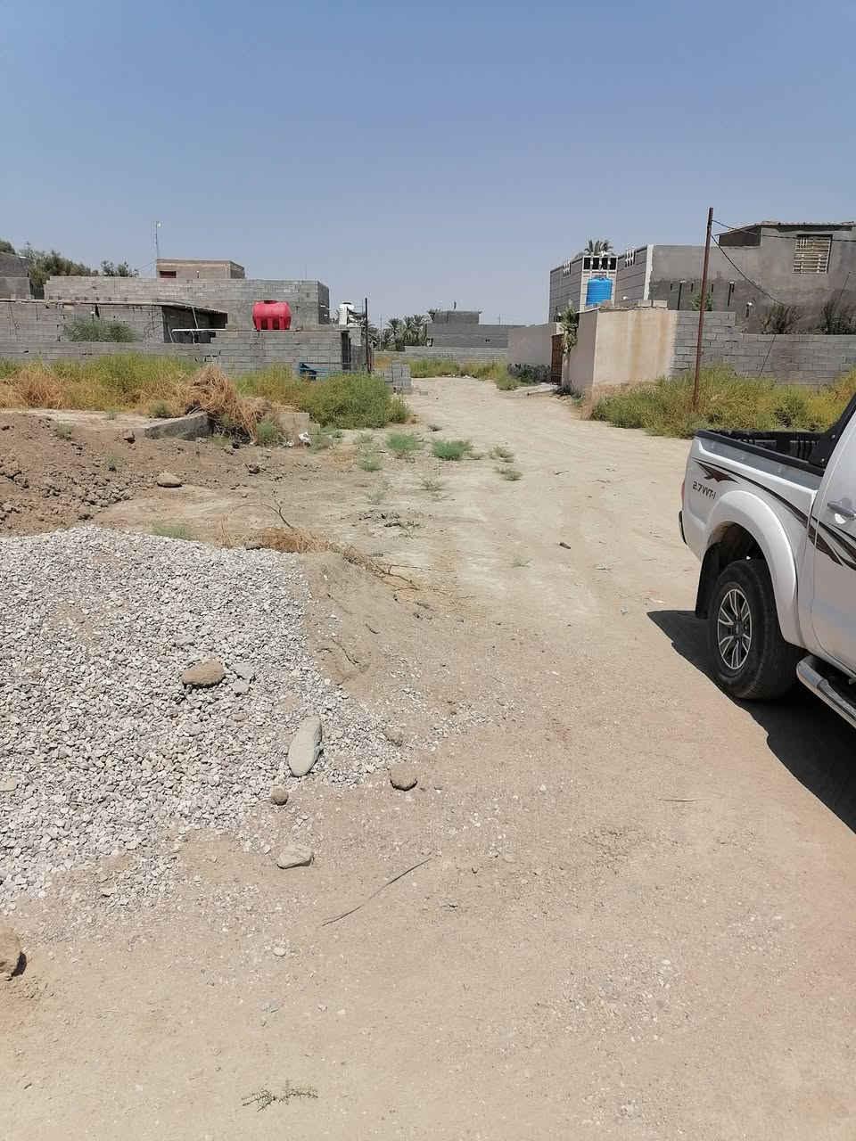 للبيع.. بتلو ٢١٦ م صب كونكريت ٥٠ في ٥٠ يحتوي على ٢ غرفه نوم وصاله ومطبخ واستقبال وصحيات واجهه ١٢ م ونزال ١٨ حي زليزل كاع بيت مبدر دواح مقابيل سيد شهيد الجمراوي متوفر ماء وكهرباء كما هو موضح في الصور والفيديو أدناه للاستفسار مراجعه مكتب القريني للعقار الجمعيه بالقرب من السايدين *********** او ***********
