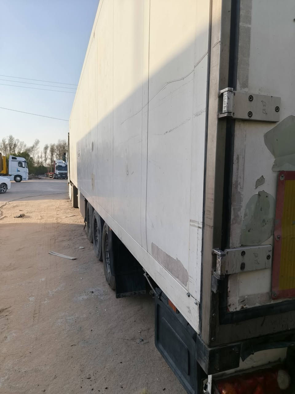 شمتز ٢٠٠٦ سمك ٥ جهاز إس ال ٣٠٠
ثلاجه ومطبخ وصندوق عبار أربع تايرات جدد
شاصي كامل تفصال سوري 
سعر ٨٠ 
غاز ١٣٤
***********
