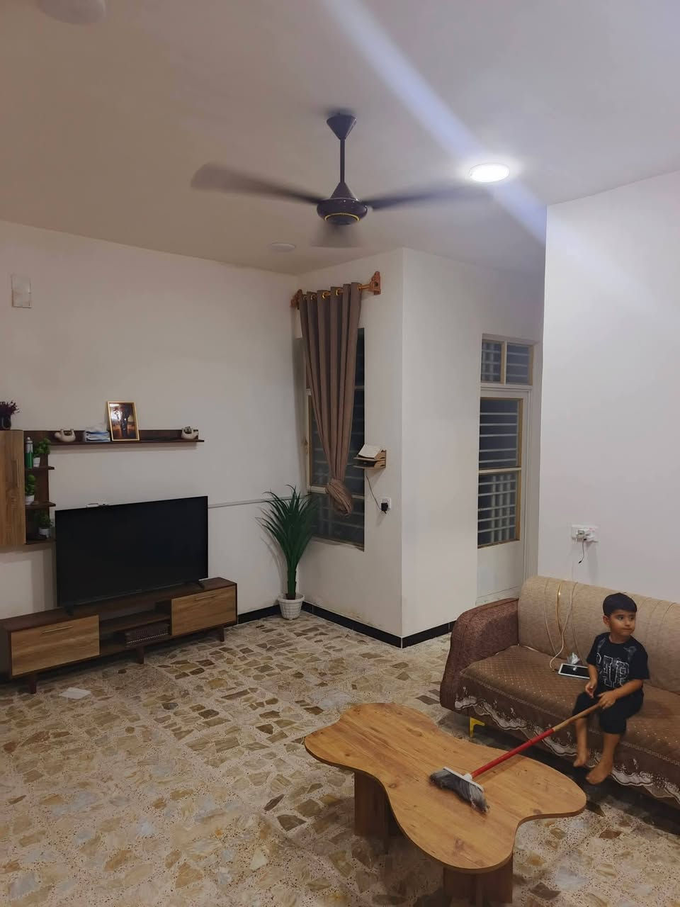 سلام عليكم بيت بالامانه بالبدايه المساحه 150 متر واجهه سبعه ونص مقابيله تشجير الاتصال ***********
