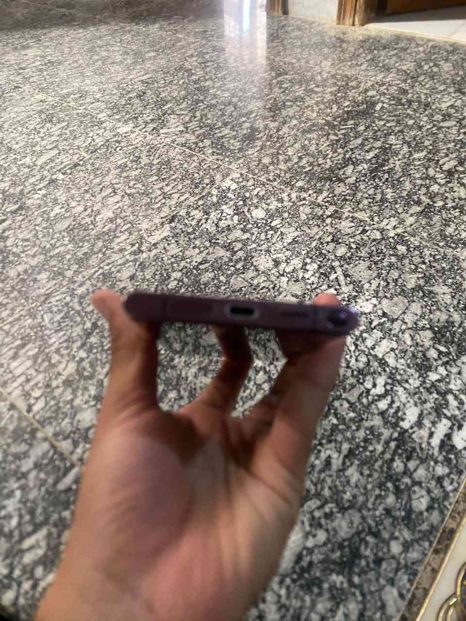 S22 الترا • ١٢٨ • ظهر مكسور