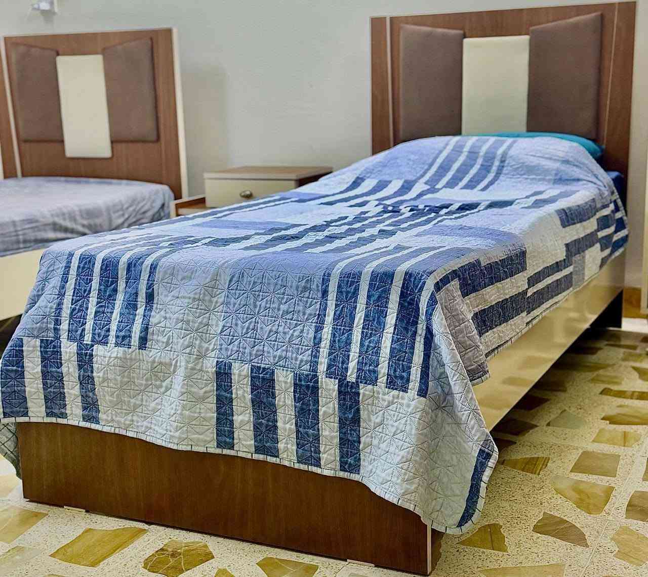 السلام عليكم 
غرفة نوم للبيع 5 قطع كاملة 
سريرين
كومدينة
كنتور
ميز تواليت
الغرفة كاملة للبيع مو قطع
للتواصل على الواتساب (***********)
