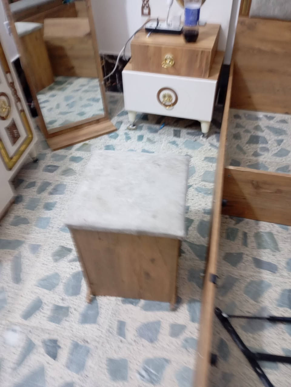 غرف نوم شبابي.  كنتور 2باب.  مع سرير نفرين.  وميز تواليت . محلق جرارات 4 امرايه عاموديه مع طابورية.  .
شد ونقل مجاني للطلب على الخاص والرقم ***********
